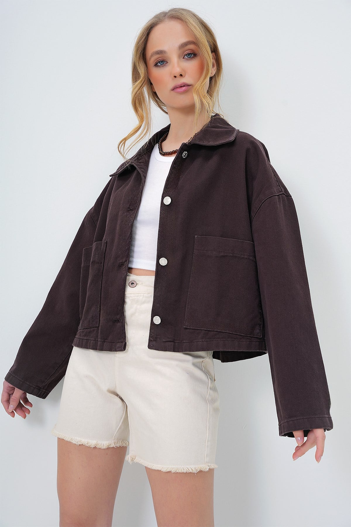 Kadın Acı Kahve Torba Cepli Çoban Dikişli Crop Jean Ceket ALC-X13562