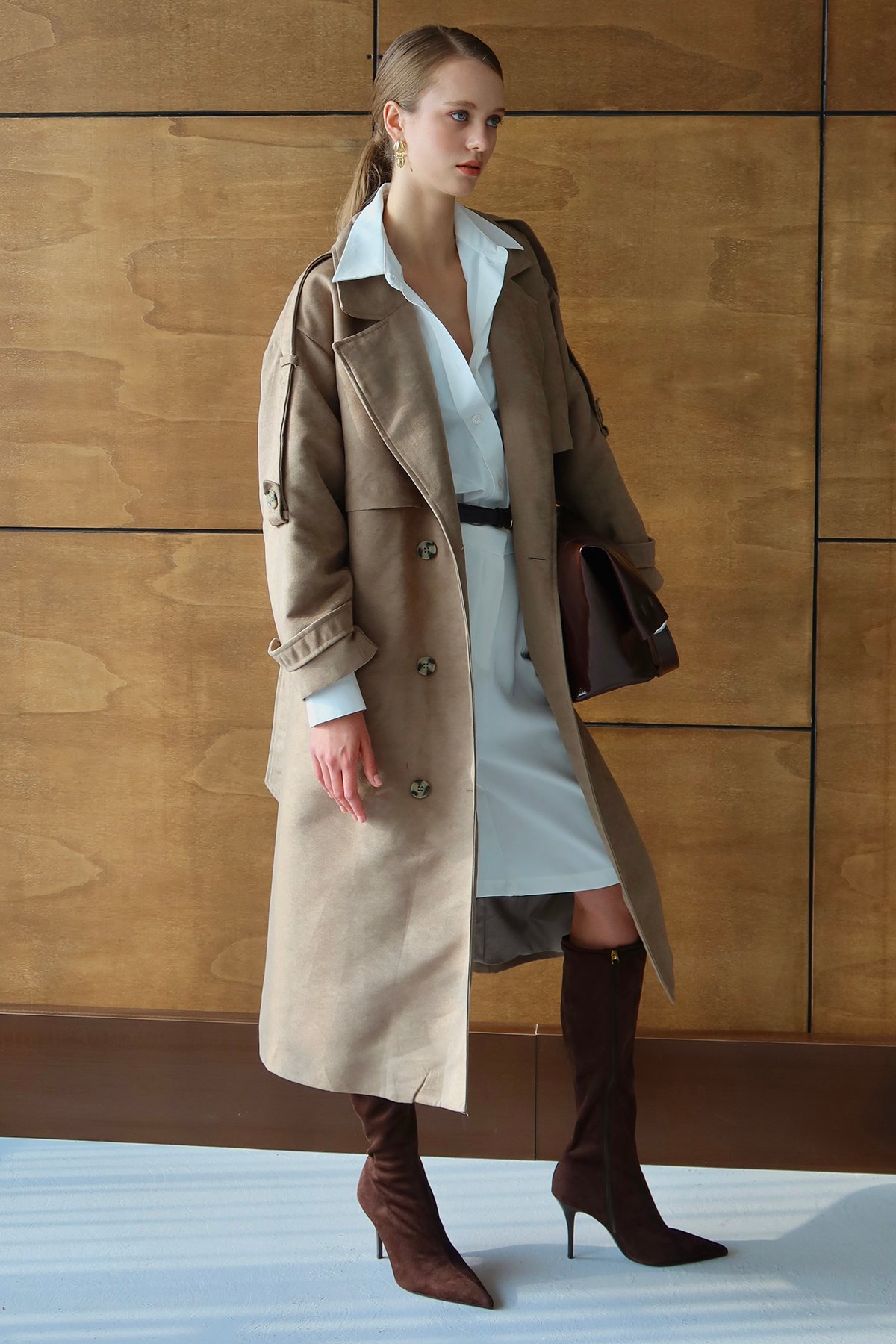 Kadın Bej Düğme Kapamalı Kuşaklı Süet Dokulu Astarlı Trençkot VS01431