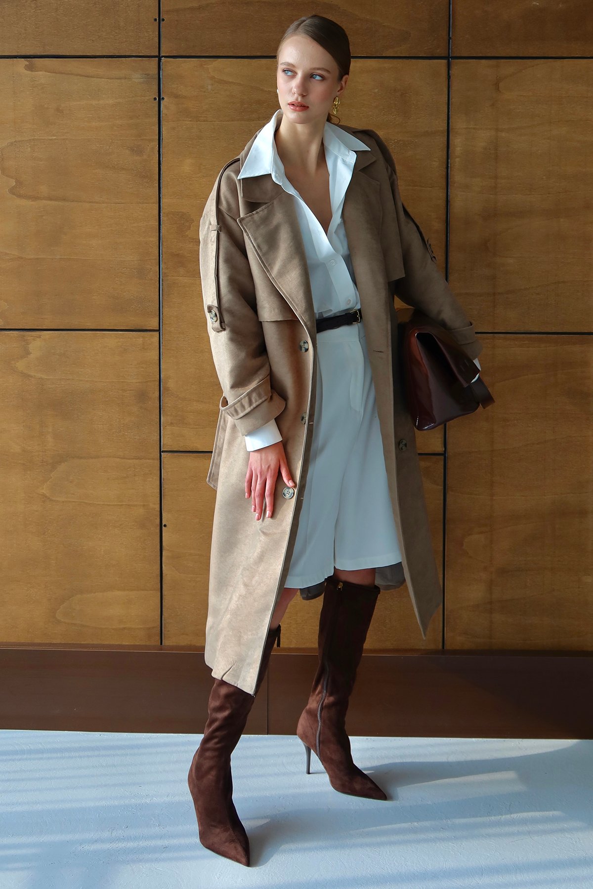 Kadın Bej Düğme Kapamalı Kuşaklı Süet Dokulu Astarlı Trençkot VS01431