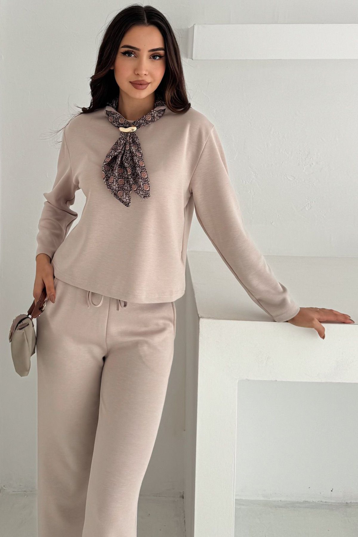 Kadın Bej Fular Detaylı Sweatshirt Ve Beli Lastikli Geniş Paça Eşofman Takım VS01569