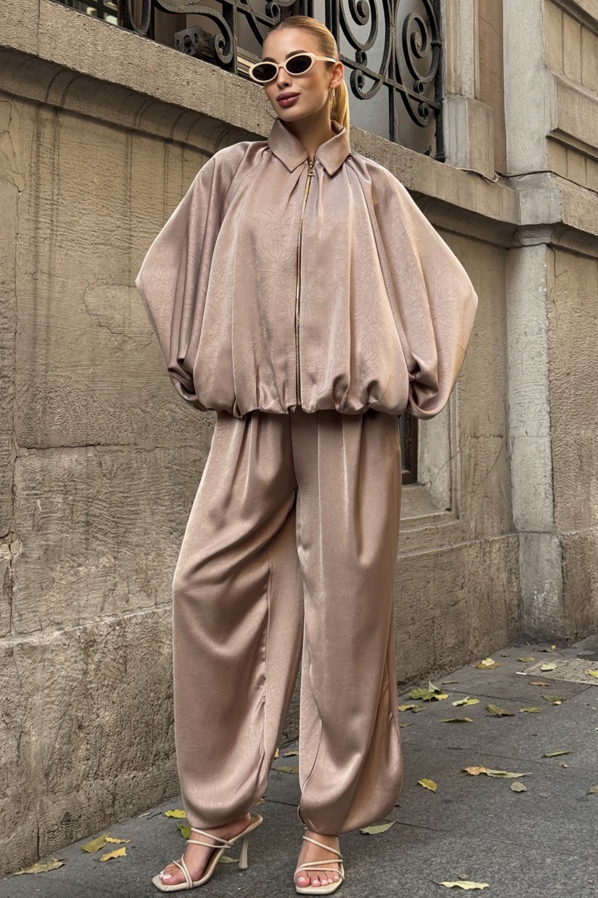 Kadın BEJ Polo Yaka Yarasa Kol Fermuar Kapamalı Ceket Ve Beli Lastlikli Pantolon Salaş Takım VS01209