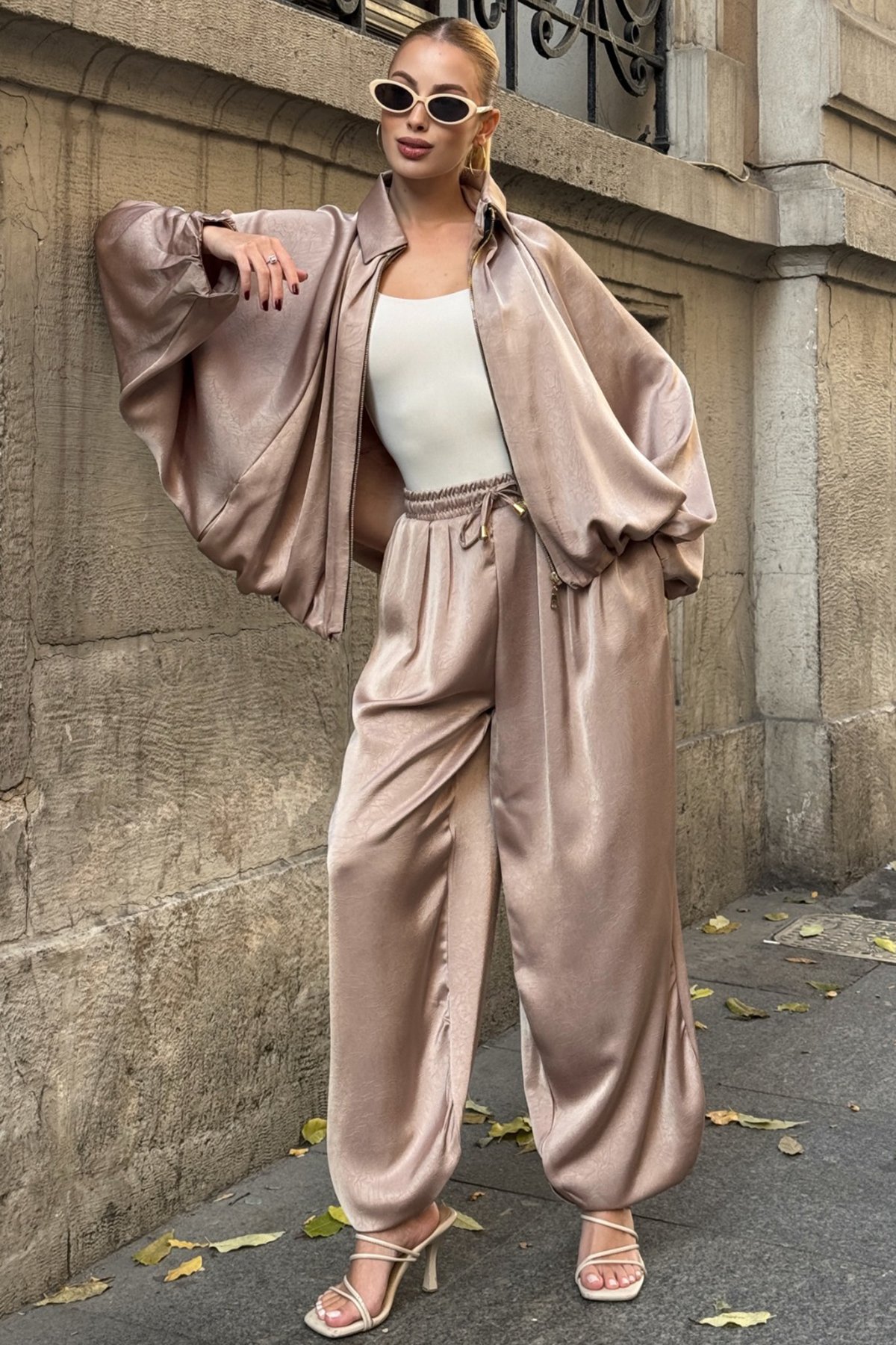 Kadın BEJ Polo Yaka Yarasa Kol Fermuar Kapamalı Ceket Ve Beli Lastlikli Pantolon Salaş Takım VS01209