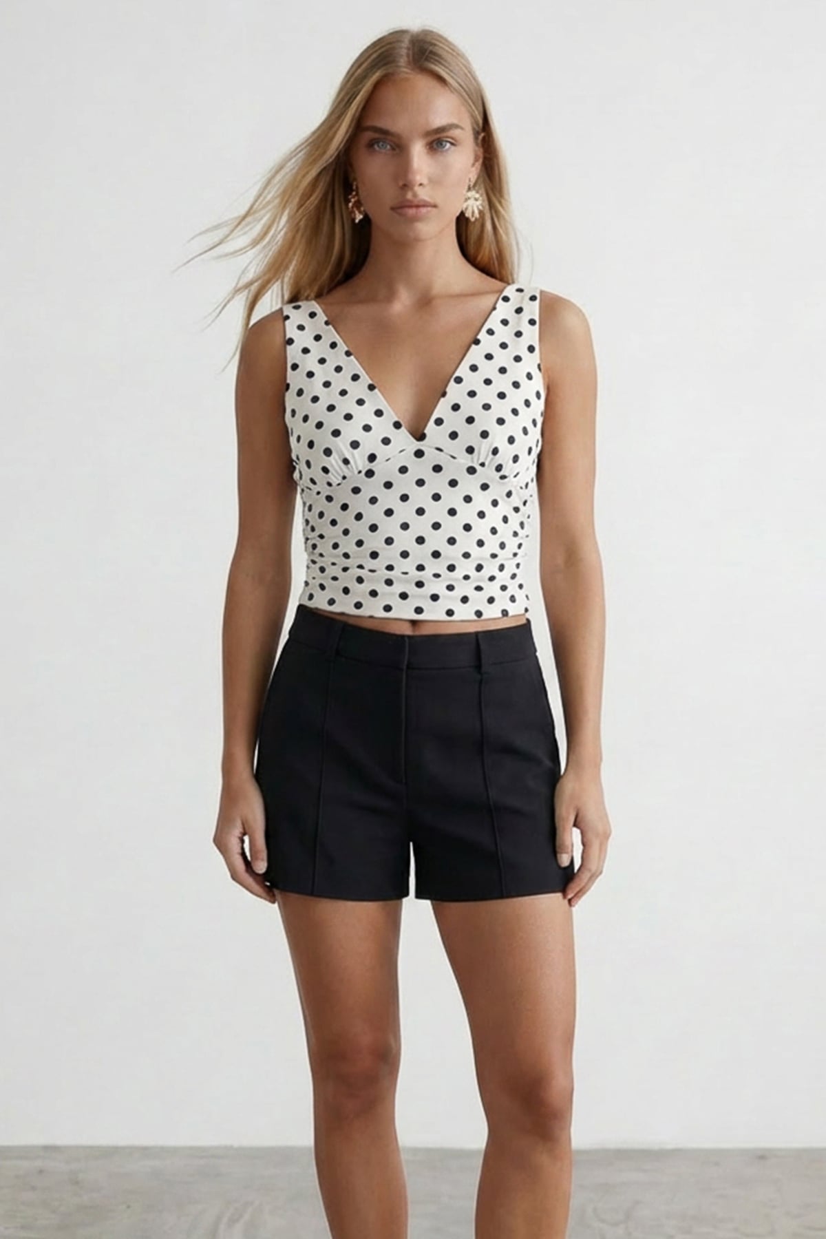 Kadın Beyaz Askılı Drape Detaylı Puantiyeli Crop Bluz Alc-X15484