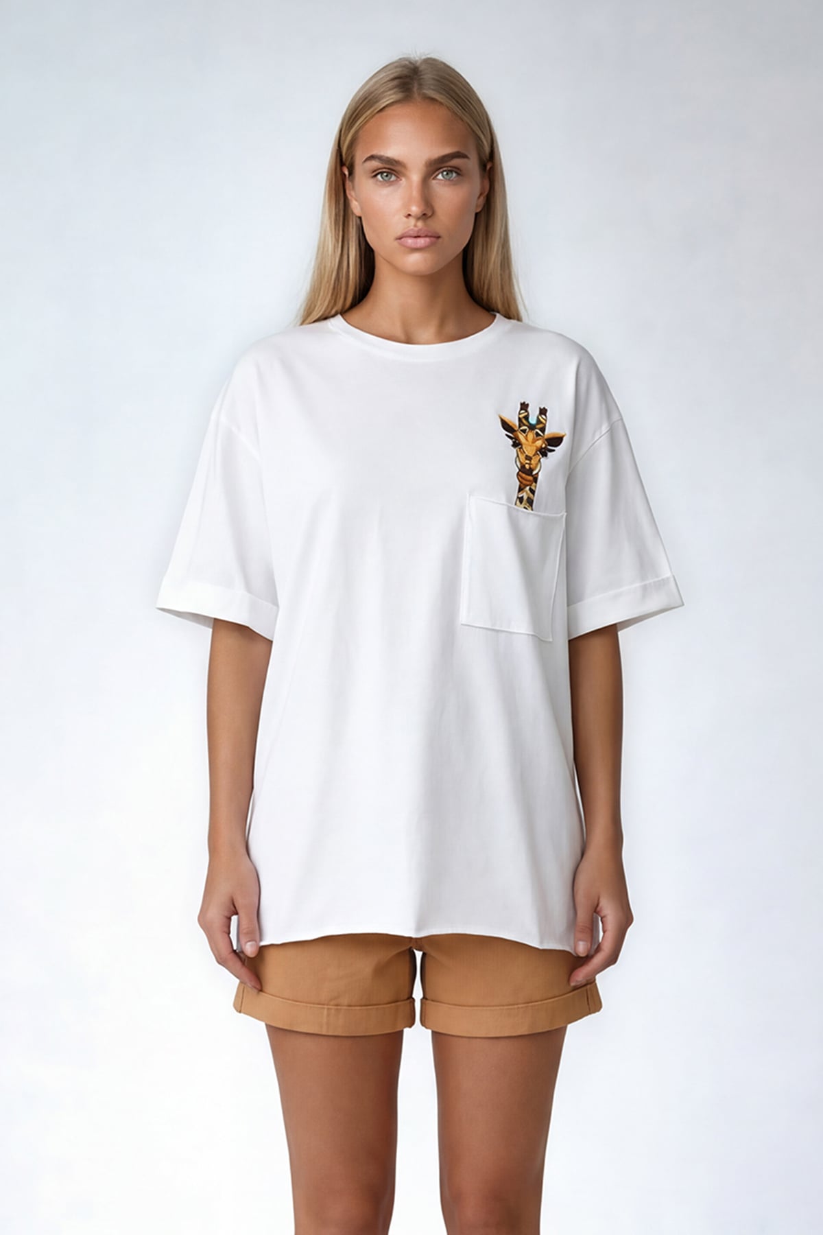 Kadın Beyaz Bisiklet Yaka Tek Cepli Zürafa Nakış İşlemeli Duble Kol Lazer Kesim Oversize T-Shirt ALC-X8475