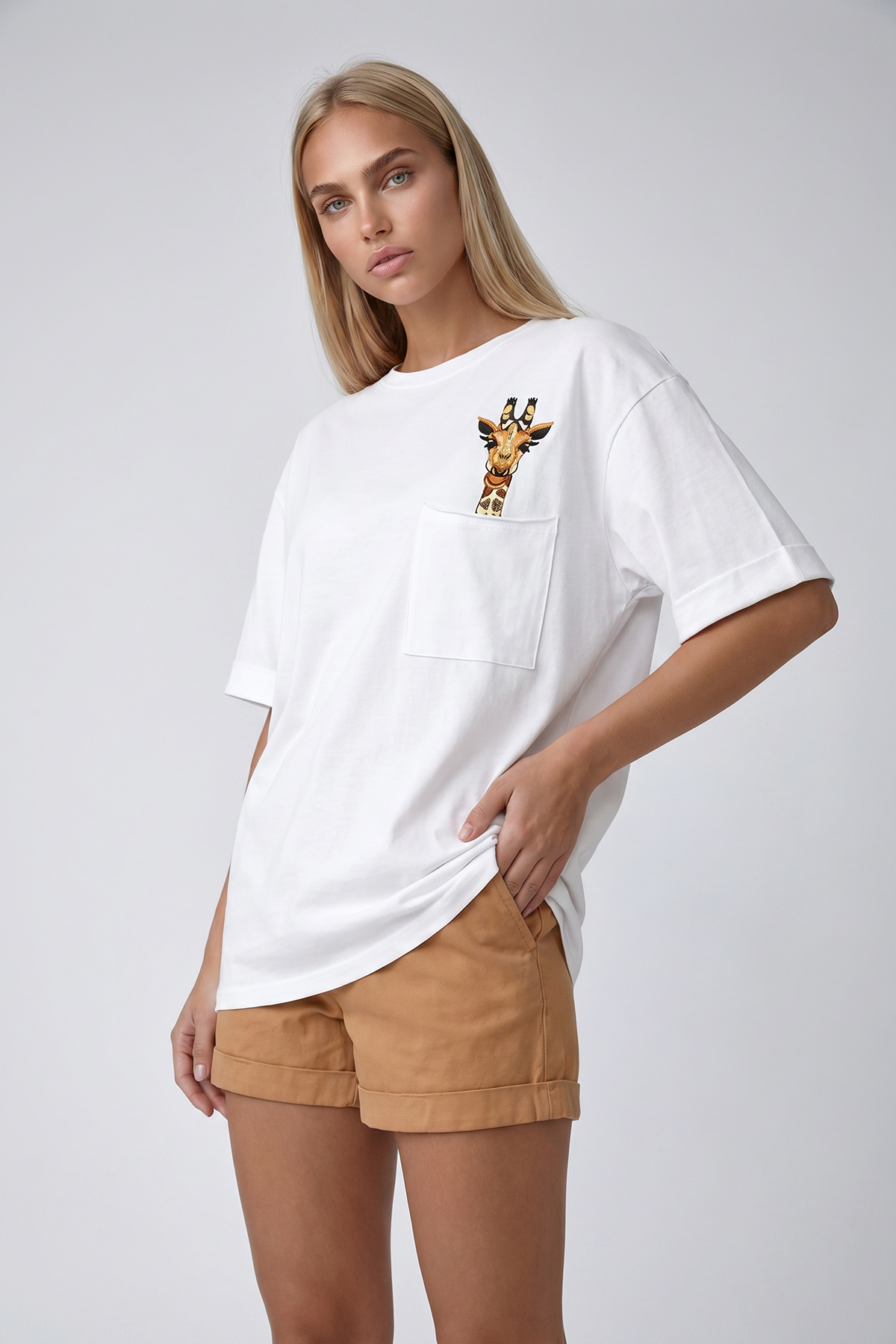 Kadın Beyaz Bisiklet Yaka Tek Cepli Zürafa Nakış İşlemeli Duble Kol Lazer Kesim Oversize T-Shirt ALC-X8475