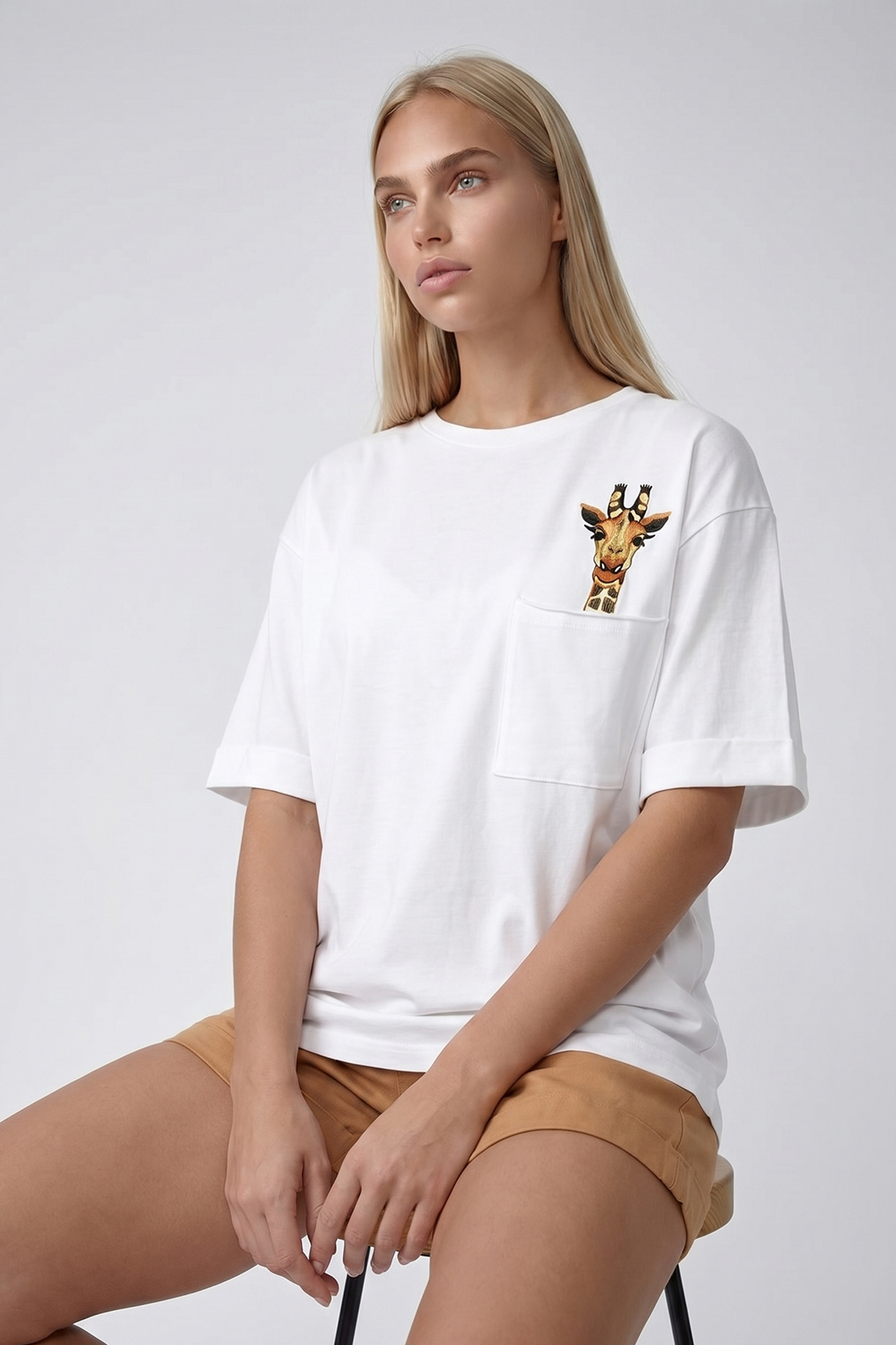 Kadın Beyaz Bisiklet Yaka Tek Cepli Zürafa Nakış İşlemeli Duble Kol Lazer Kesim Oversize T-Shirt ALC-X8475