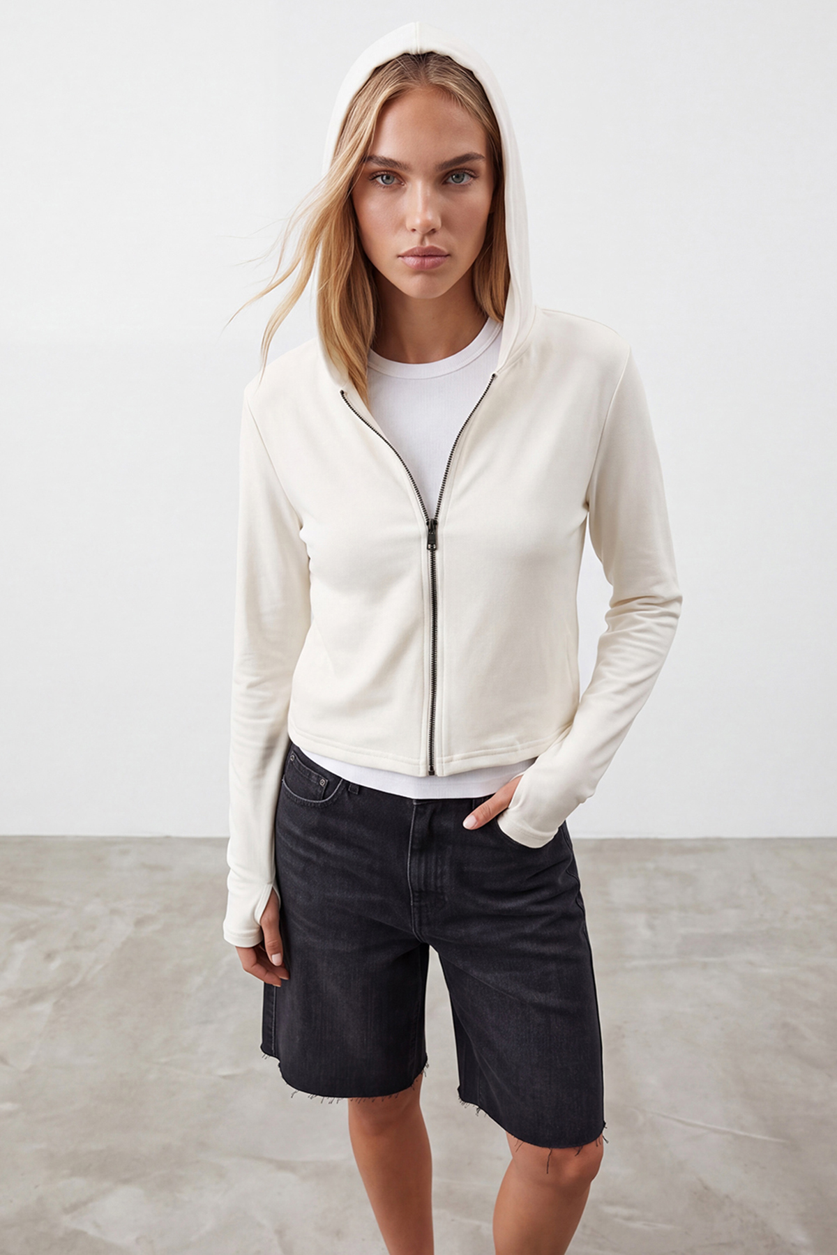 Kadın Beyaz Çift Cepli Parmak Geçmeli Fermuarlı Kapüşonlu Modal Sweatshirt Alc-X15730
