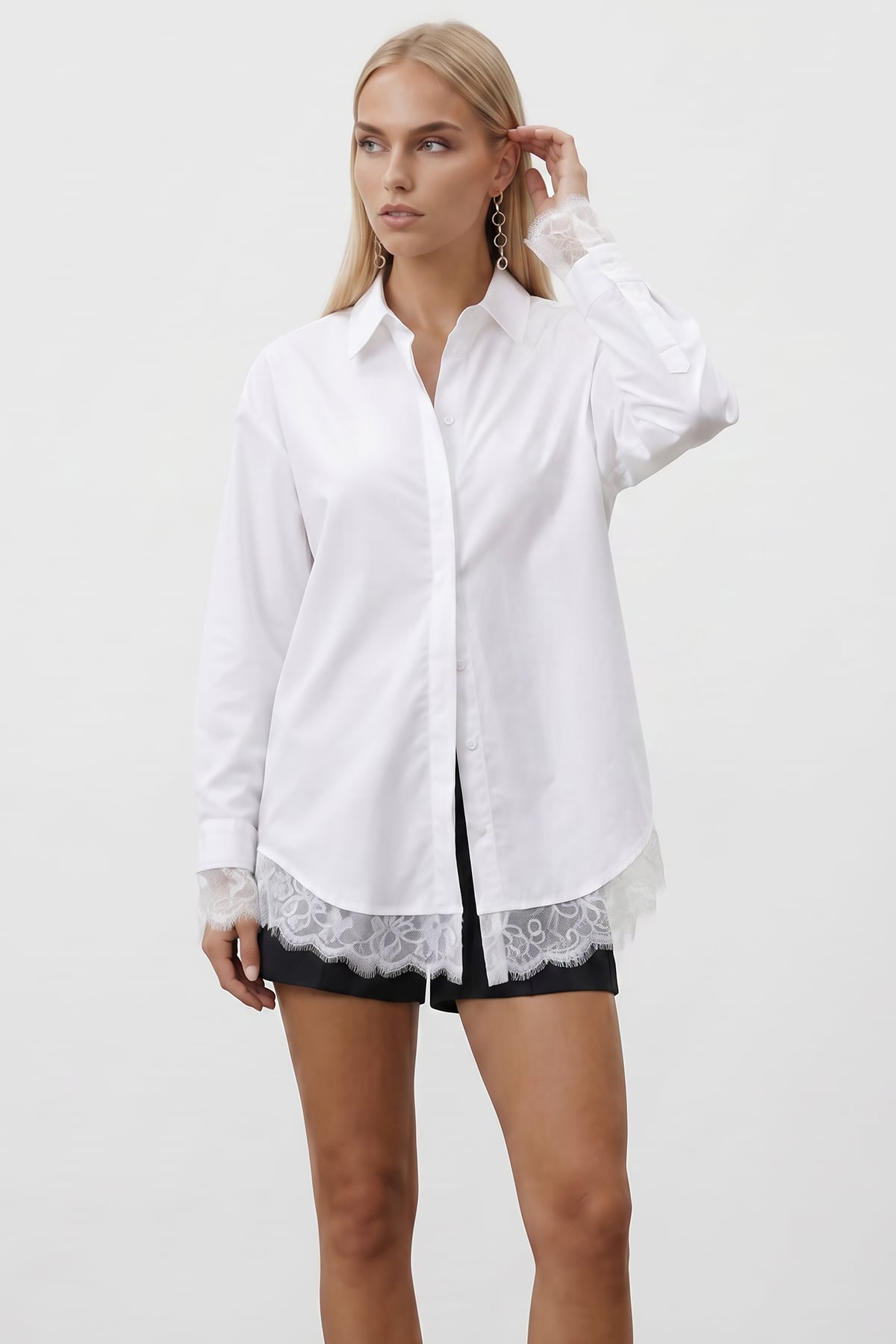 Kadın Beyaz Eteği Ve Manşetleri Dantel Detaylı Oversize Poplin Gömlek Alc-X15447