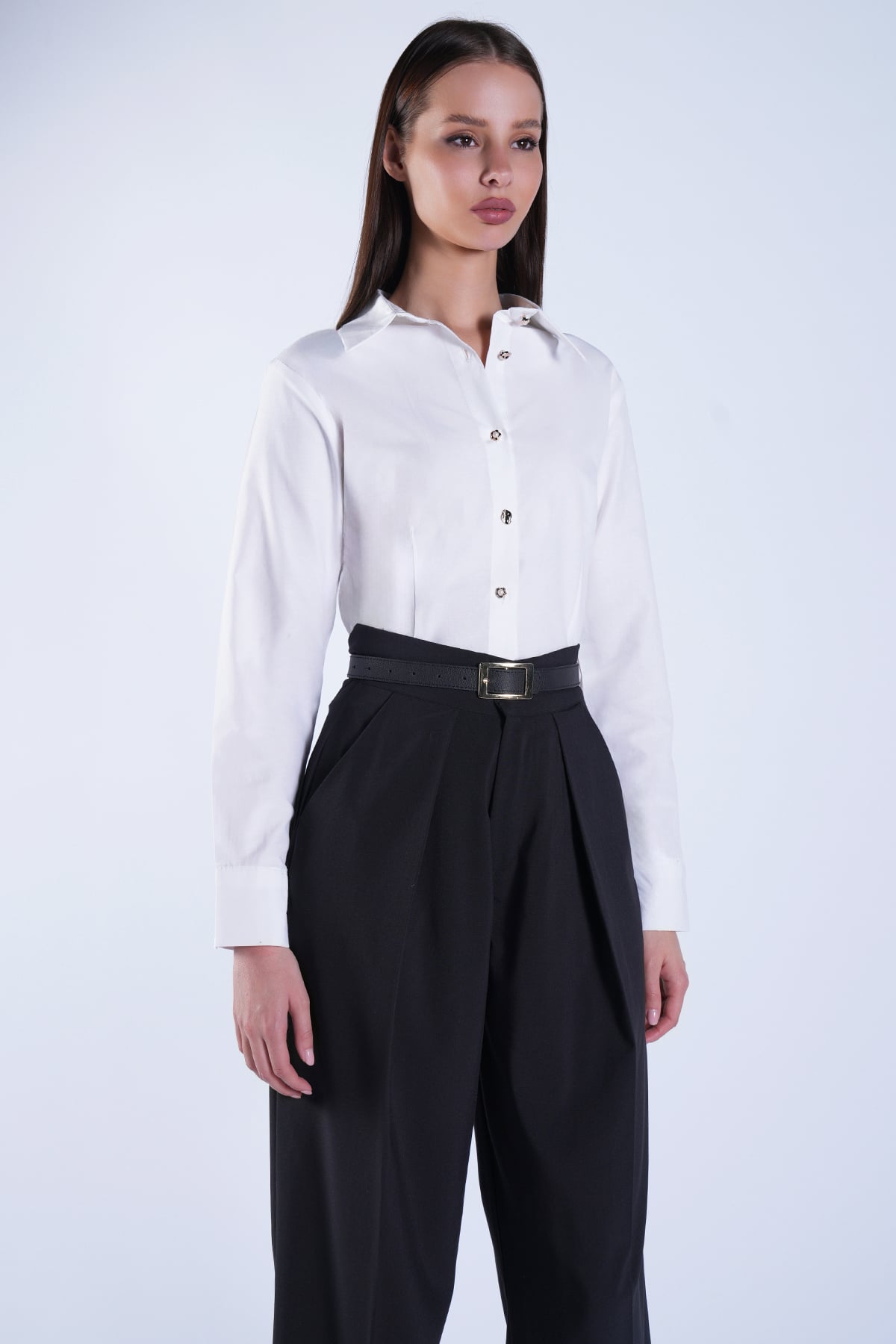 Kadın Beyaz Gold İnci Düğme Detaylı Pensli Slim Fit Poplin Gömlek Alc-X15114