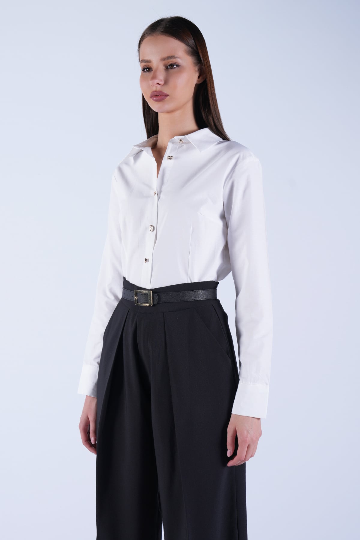 Kadın Beyaz Gold İnci Düğme Detaylı Pensli Slim Fit Poplin Gömlek Alc-X15114