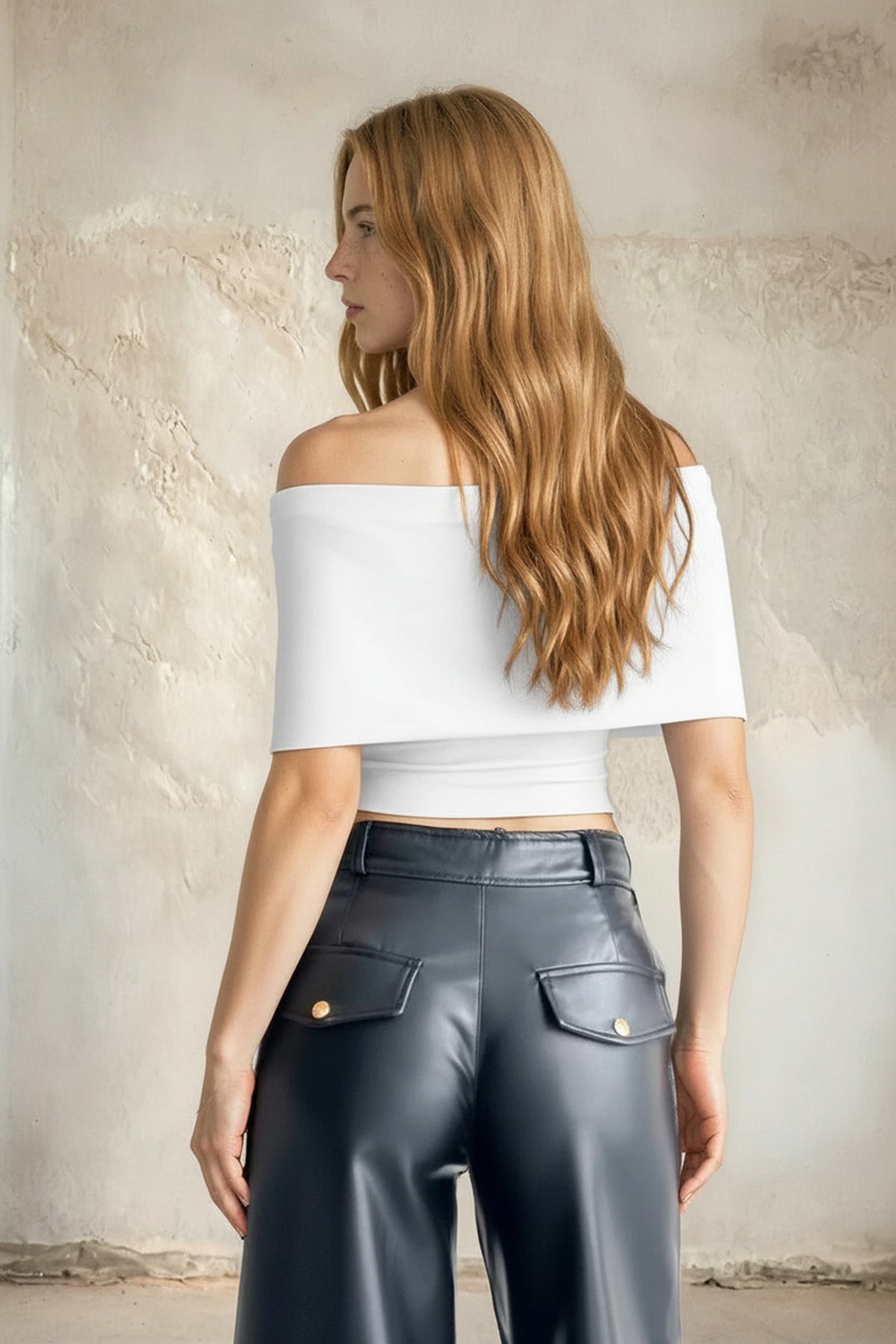 Kadın Beyaz V Yaka Drape Detaylı Metal Aksesuarlı Tasarım Kolsuz Bluz Alc-X15396
