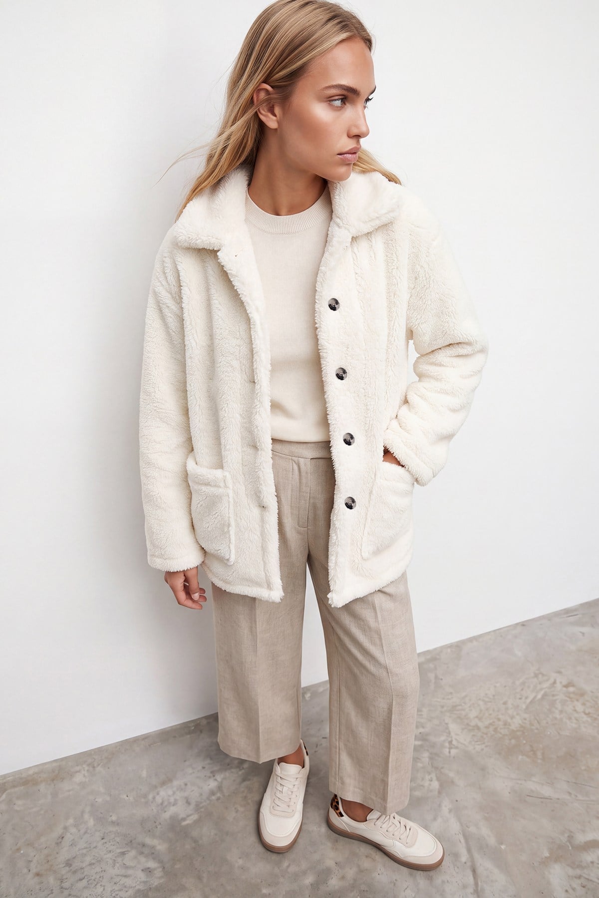 Kadın Ekru Çift Cepli Önü Düğmeli Oversize Peluş Ceket ALC-X11149