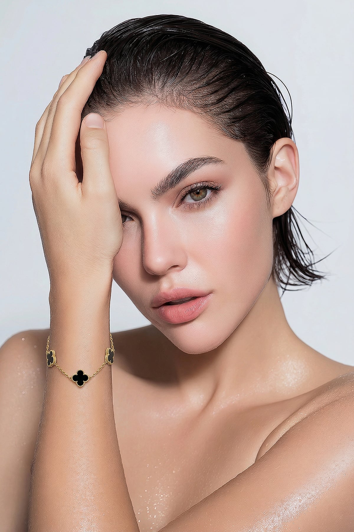 Kadın Gold Çelik Siyah Taşlı Mini Yonca Bileklik Alc-X15352