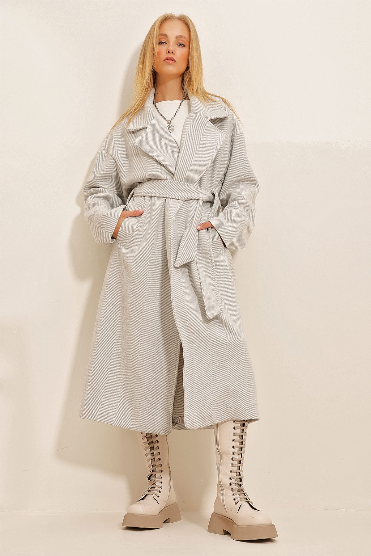 Kadın Gri Kruvaze Beli Kemerli Balık Sırtı Desenli Astarsız Kaşe Palto ALC-X10824