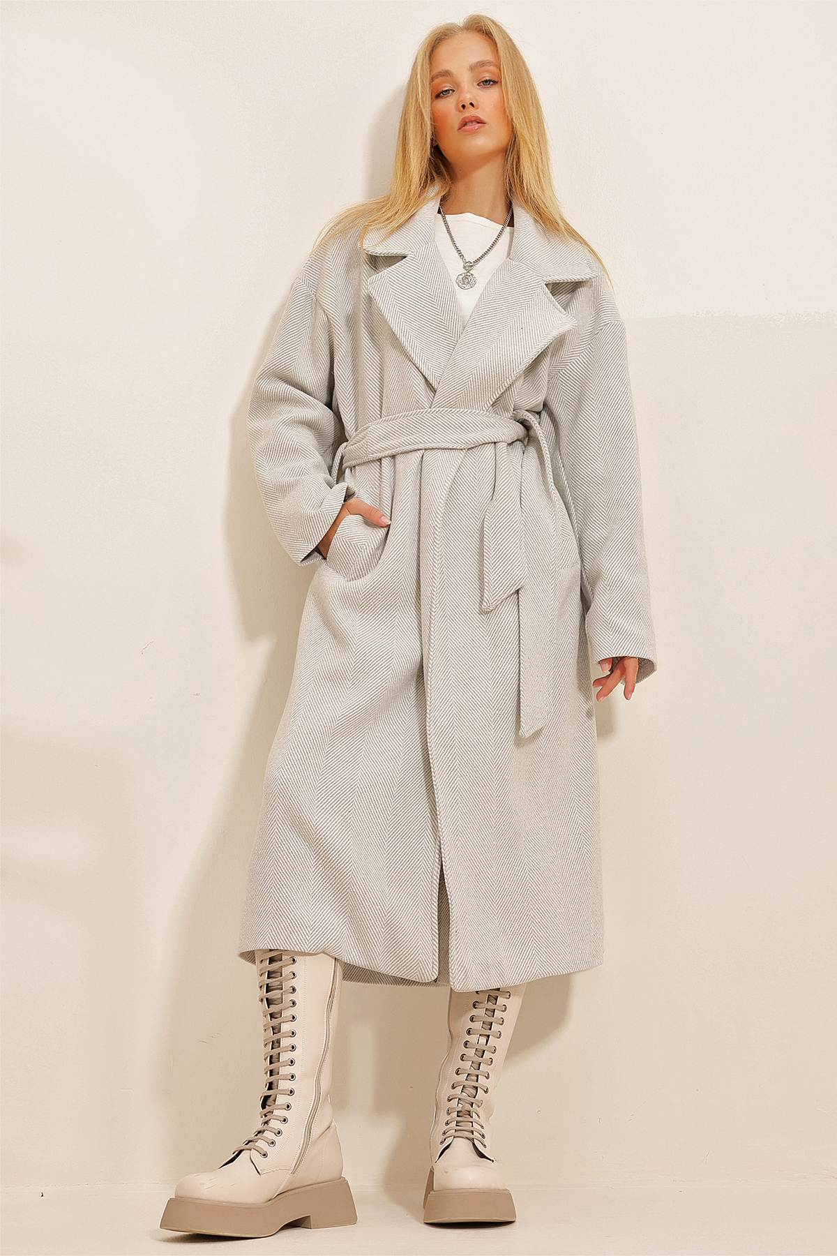 Kadın Gri Kruvaze Beli Kemerli Balık Sırtı Desenli Astarsız Kaşe Palto ALC-X10824