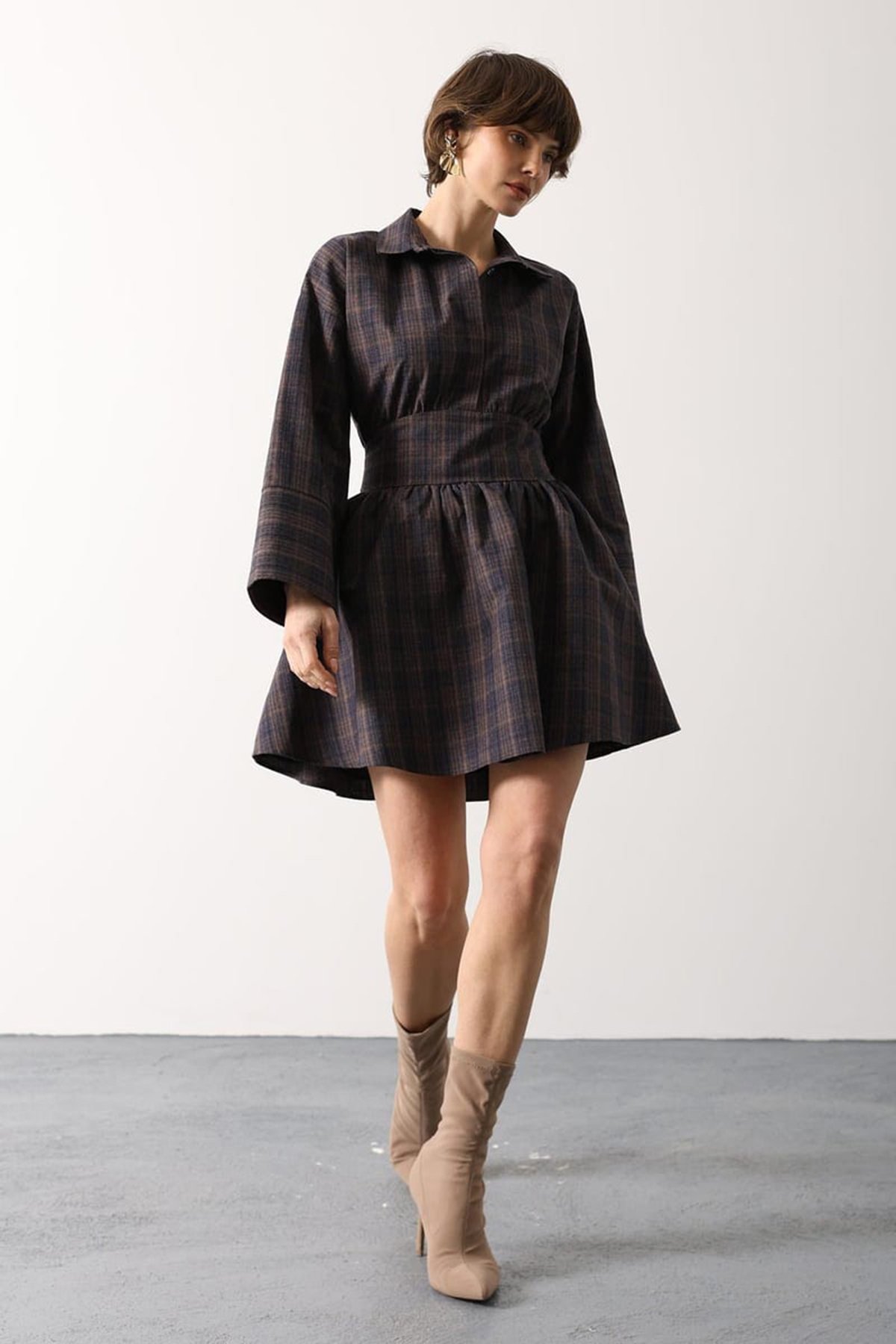 Kadın Kahve-Mavi Gömlek Yaka Geniş Manşetli Bağlama Detayli Mini Dokuma Elbise Alc-X15204