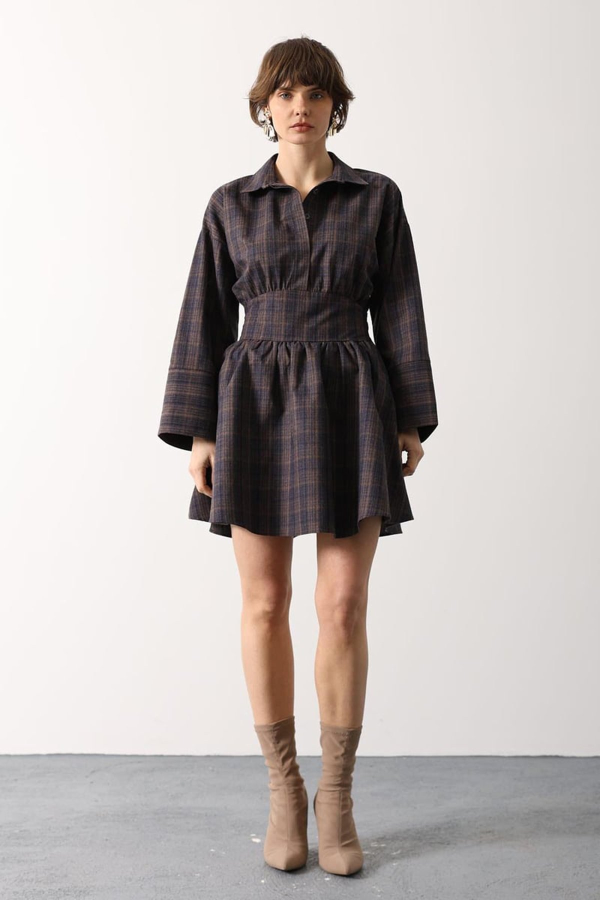 Kadın Kahve-Mavi Gömlek Yaka Geniş Manşetli Bağlama Detayli Mini Dokuma Elbise Alc-X15204