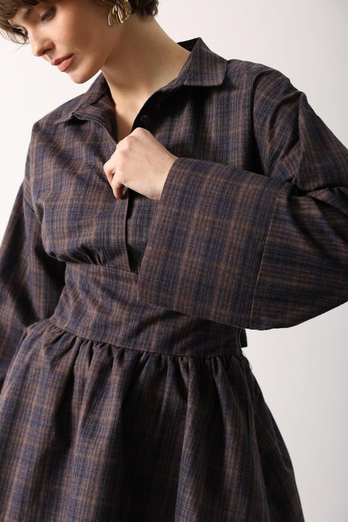 Kadın Kahve-Mavi Gömlek Yaka Geniş Manşetli Bağlama Detayli Mini Dokuma Elbise Alc-X15204