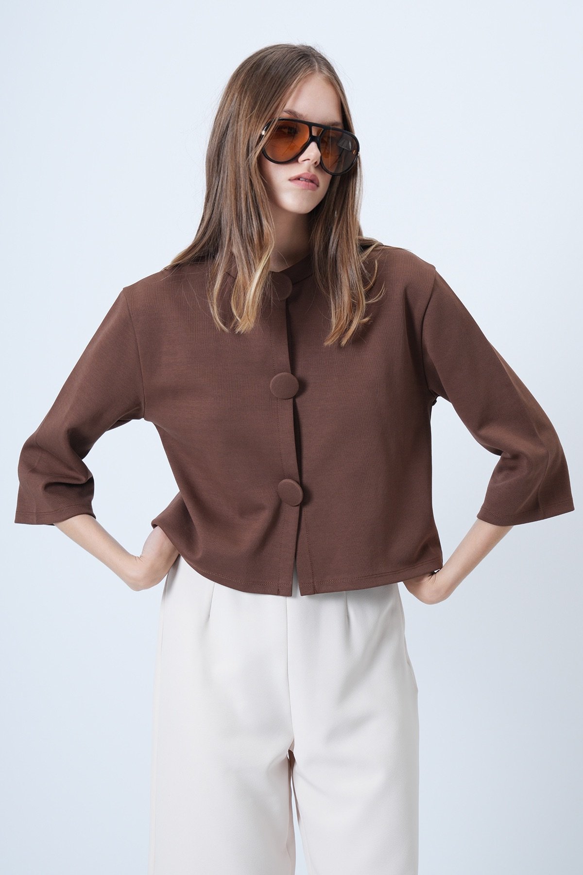 Kadın Kahverengi Kaplama Düğmeli Bisiklet Yaka Özel Tasarım Crop Ceket ALC-X14647