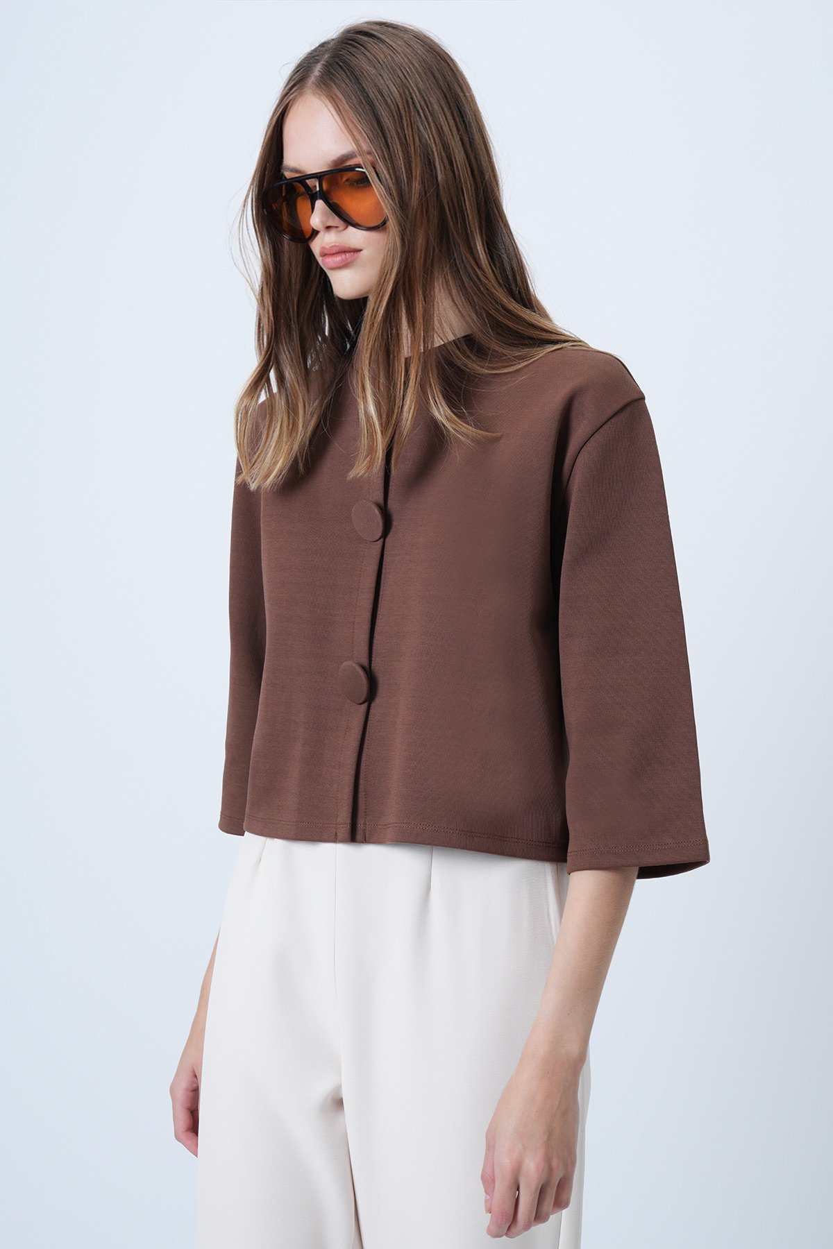 Kadın Kahverengi Kaplama Düğmeli Bisiklet Yaka Özel Tasarım Crop Ceket ALC-X14647