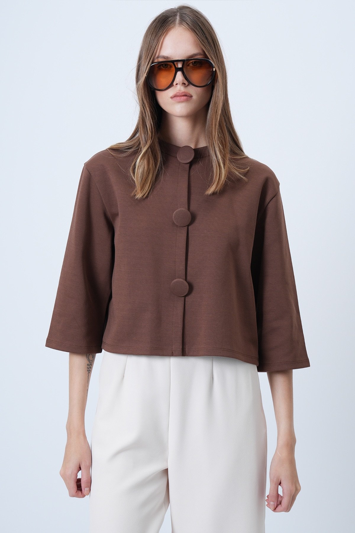 Kadın Kahverengi Kaplama Düğmeli Bisiklet Yaka Özel Tasarım Crop Ceket ALC-X14647