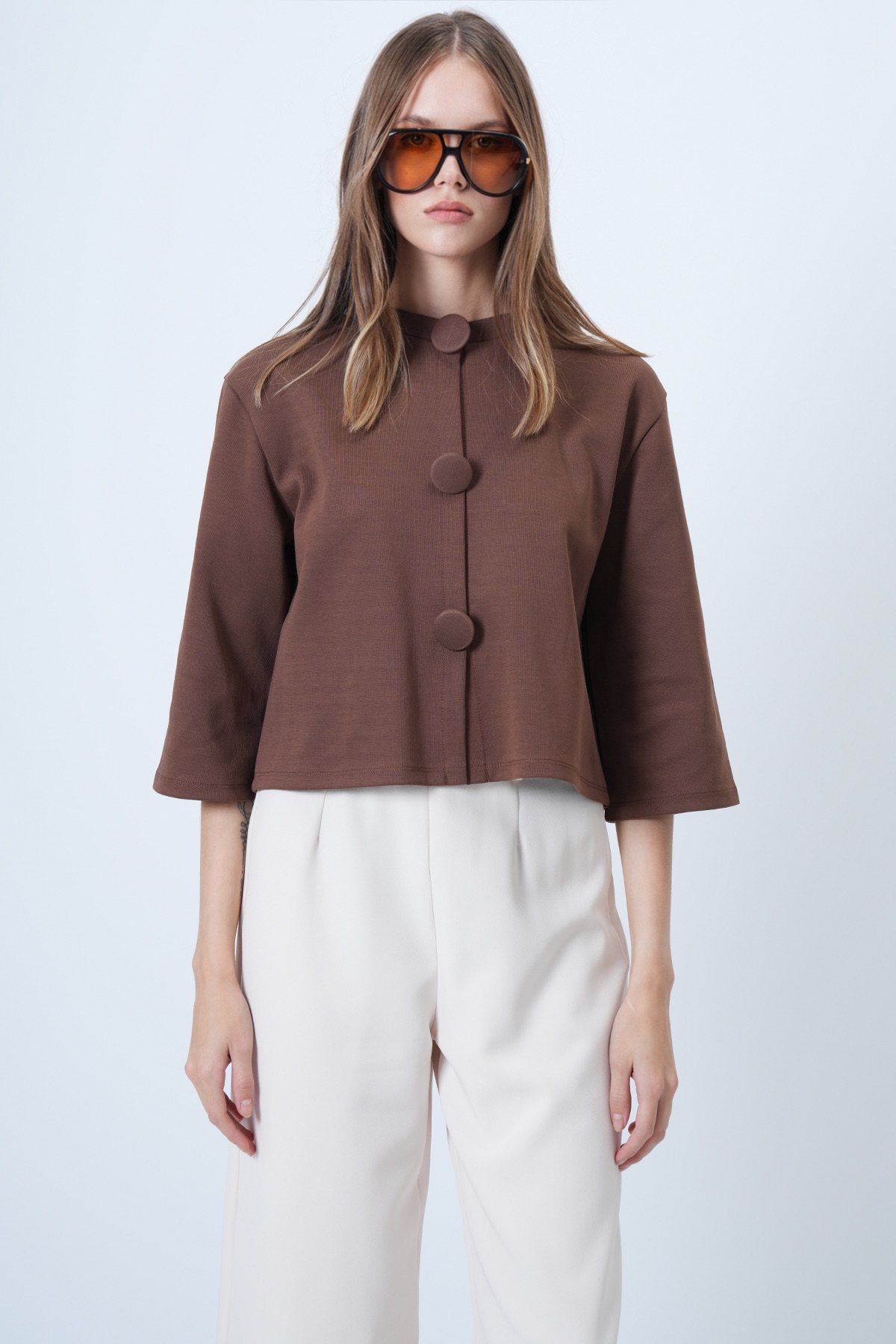 Kadın Kahverengi Kaplama Düğmeli Bisiklet Yaka Özel Tasarım Crop Ceket ALC-X14647