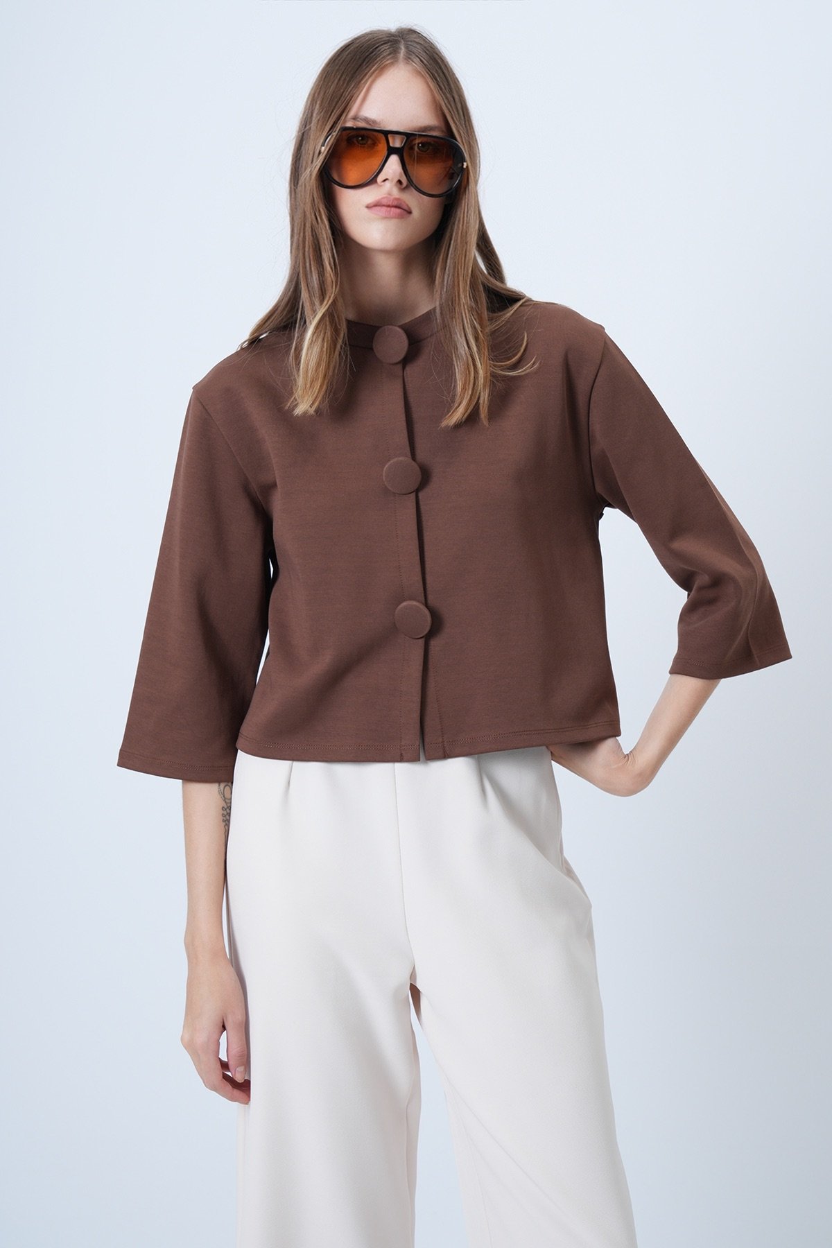 Kadın Kahverengi Kaplama Düğmeli Bisiklet Yaka Özel Tasarım Crop Ceket ALC-X14647