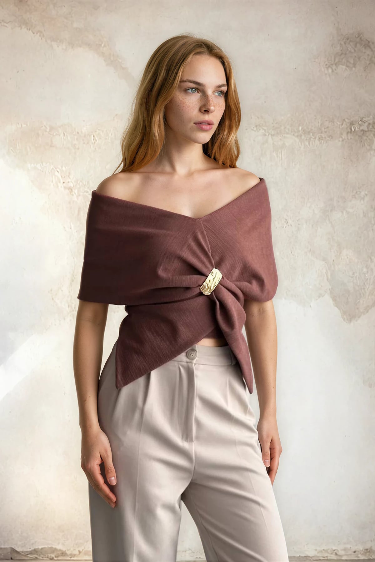 Kadın Kahverengi V Yaka Drape Detaylı Metal Aksesuarlı Tasarım Kolsuz Bluz Alc-X15396
