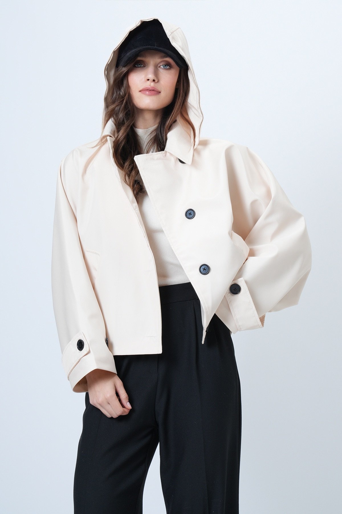 Kadın KREM Çift Cepli Düğme Kapamalı Kısa Trençkot VS01307