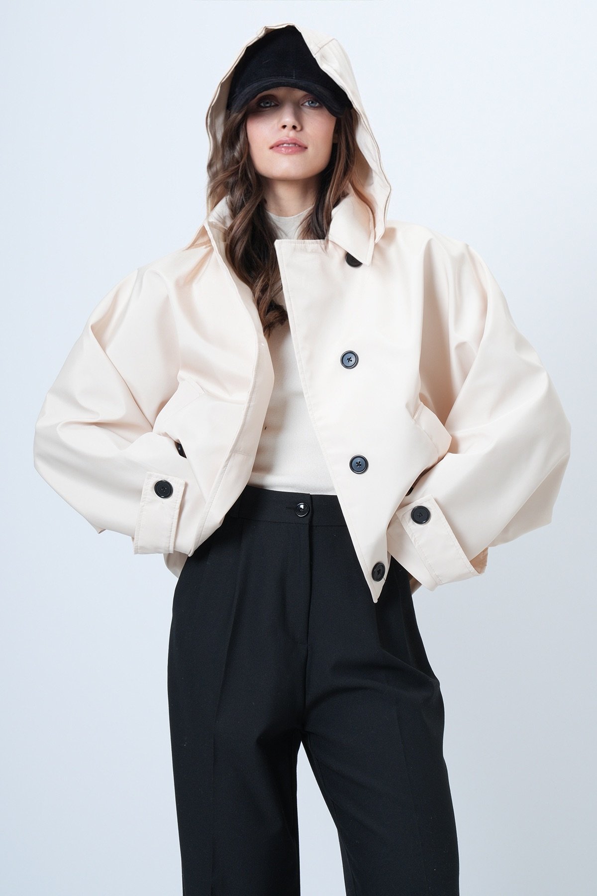 Kadın KREM Çift Cepli Düğme Kapamalı Kısa Trençkot VS01307