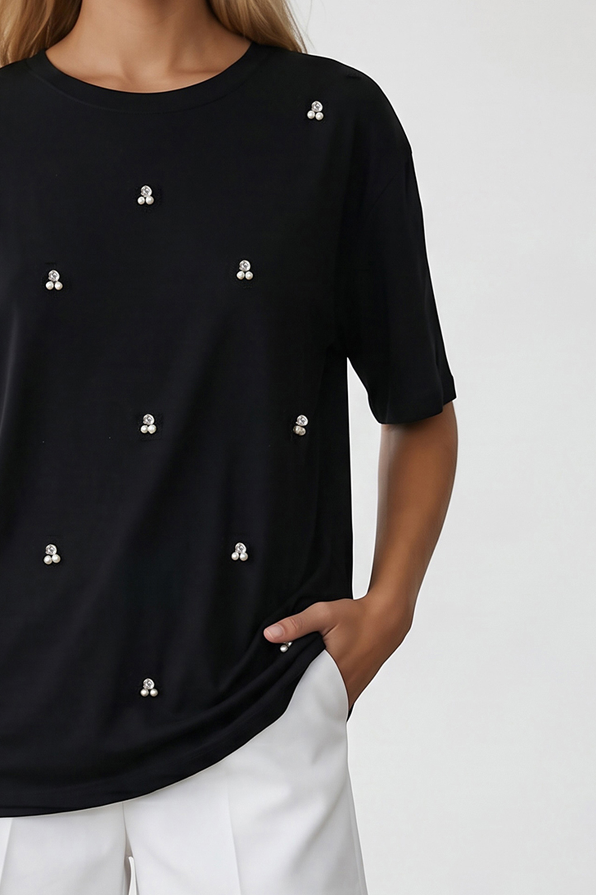 Kadın Siyah Bisiklet Yaka Oversize İnci Ve Taş İşlemeli T-Shirt ALC-X11964