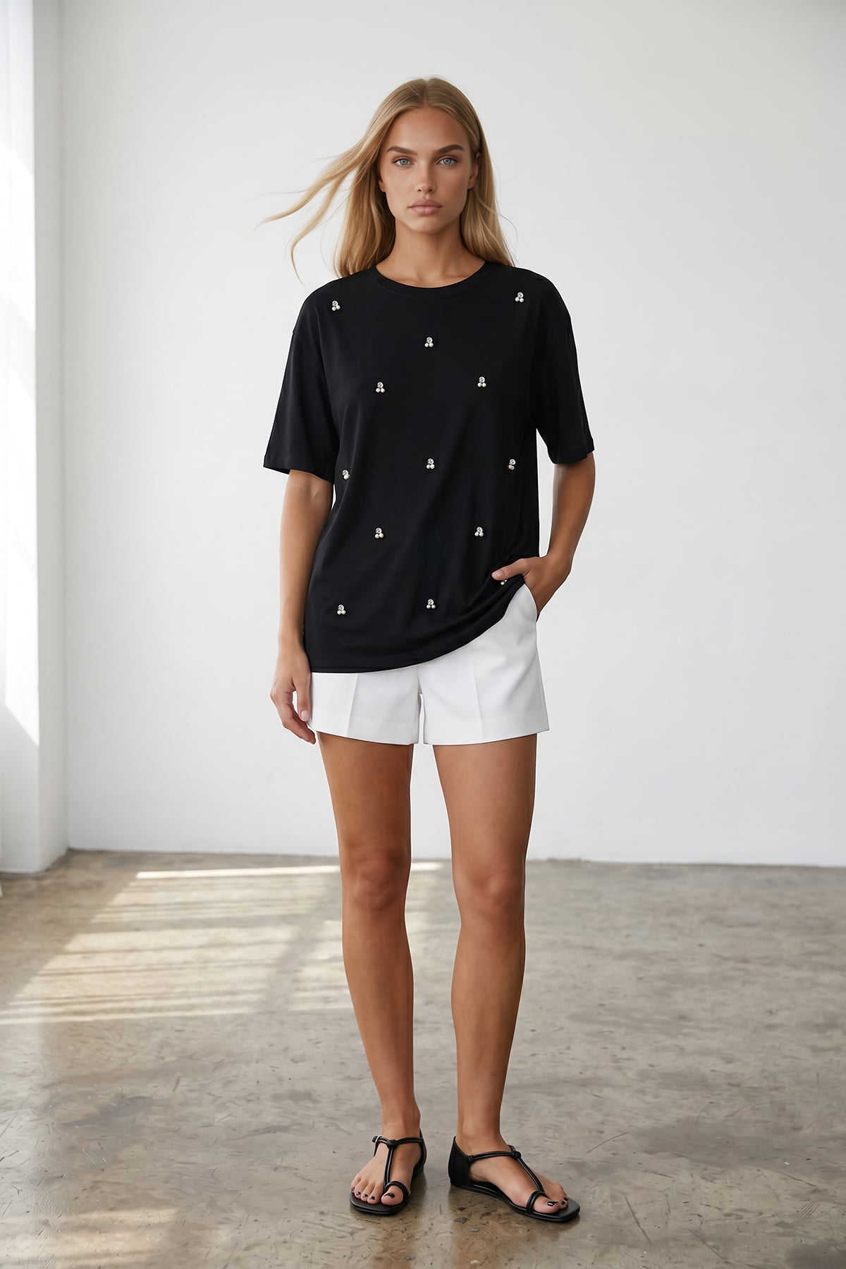 Kadın Siyah Bisiklet Yaka Oversize İnci Ve Taş İşlemeli T-Shirt ALC-X11964