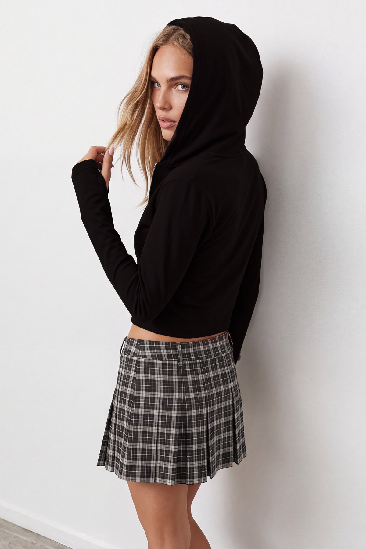 Kadın Siyah Çift Cepli Parmak Geçmeli Fermuarlı Kapüşonlu Modal Sweatshirt Alc-X15730