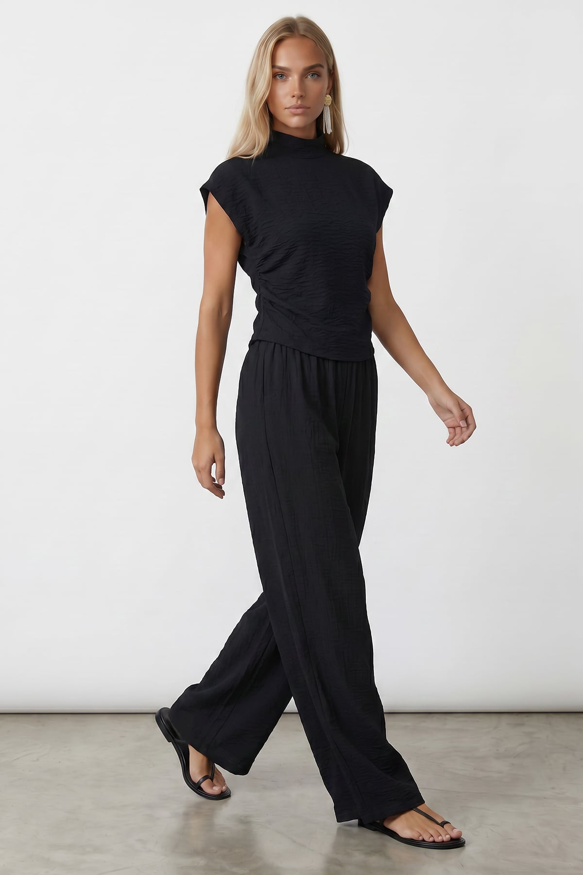 Kadın Siyah Dik Yaka Dokulu Yanları Drapeli Crop Bluz Ve Geniş Paça Pantolon Takım ALC-X13411