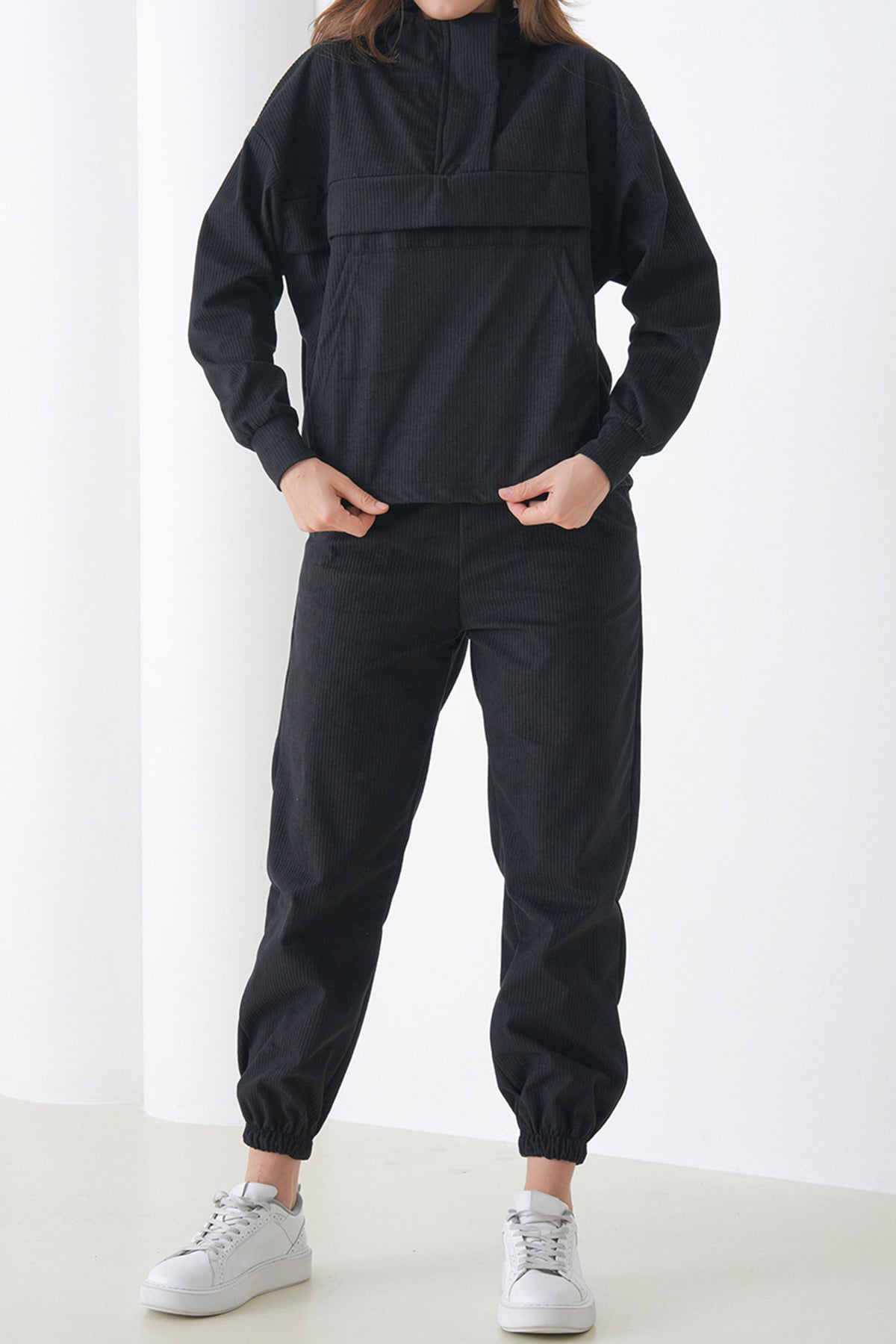 Kadın SİYAH Dik Yaka Kanguru Cepli Sweatshirt Ve Paçası Lastikli Pantolon Kadife Takım VS01443