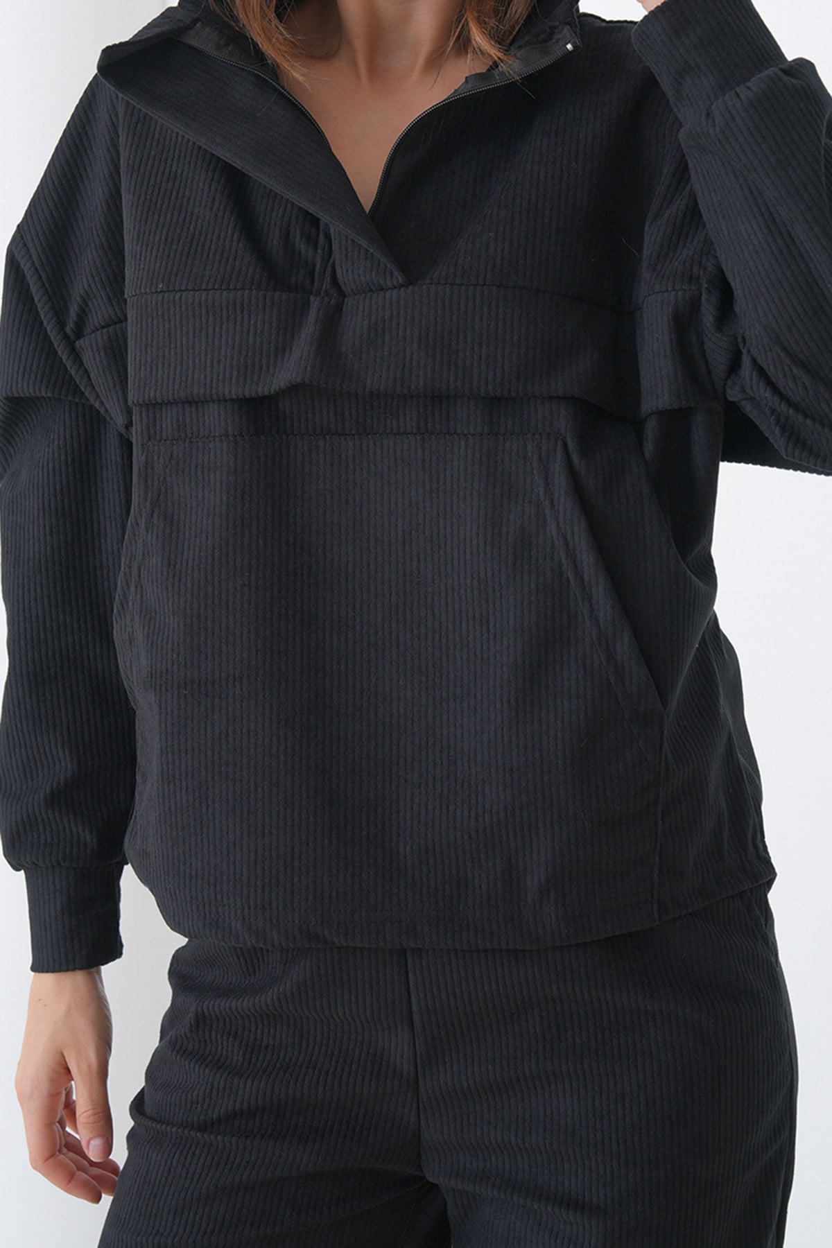 Kadın SİYAH Dik Yaka Kanguru Cepli Sweatshirt Ve Paçası Lastikli Pantolon Kadife Takım VS01443