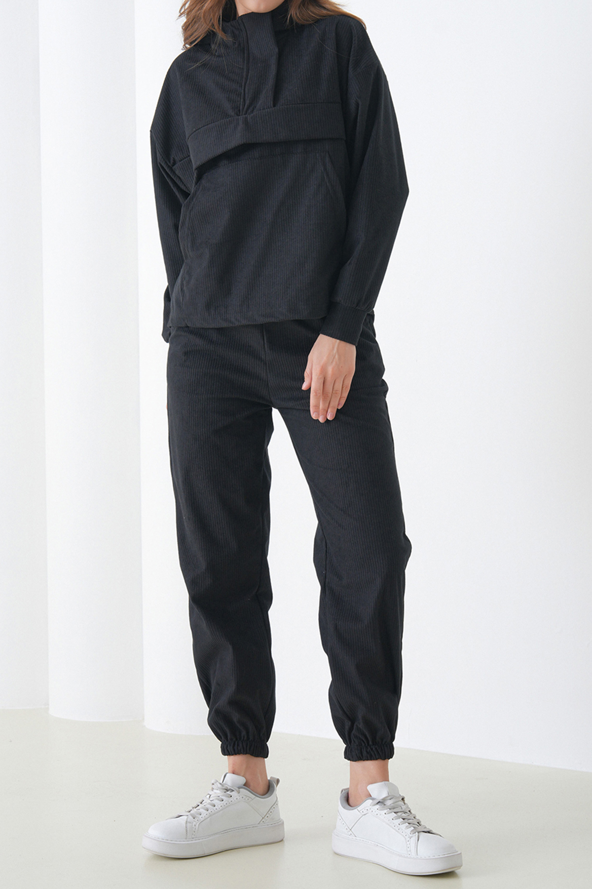 Kadın SİYAH Dik Yaka Kanguru Cepli Sweatshirt Ve Paçası Lastikli Pantolon Kadife Takım VS01443