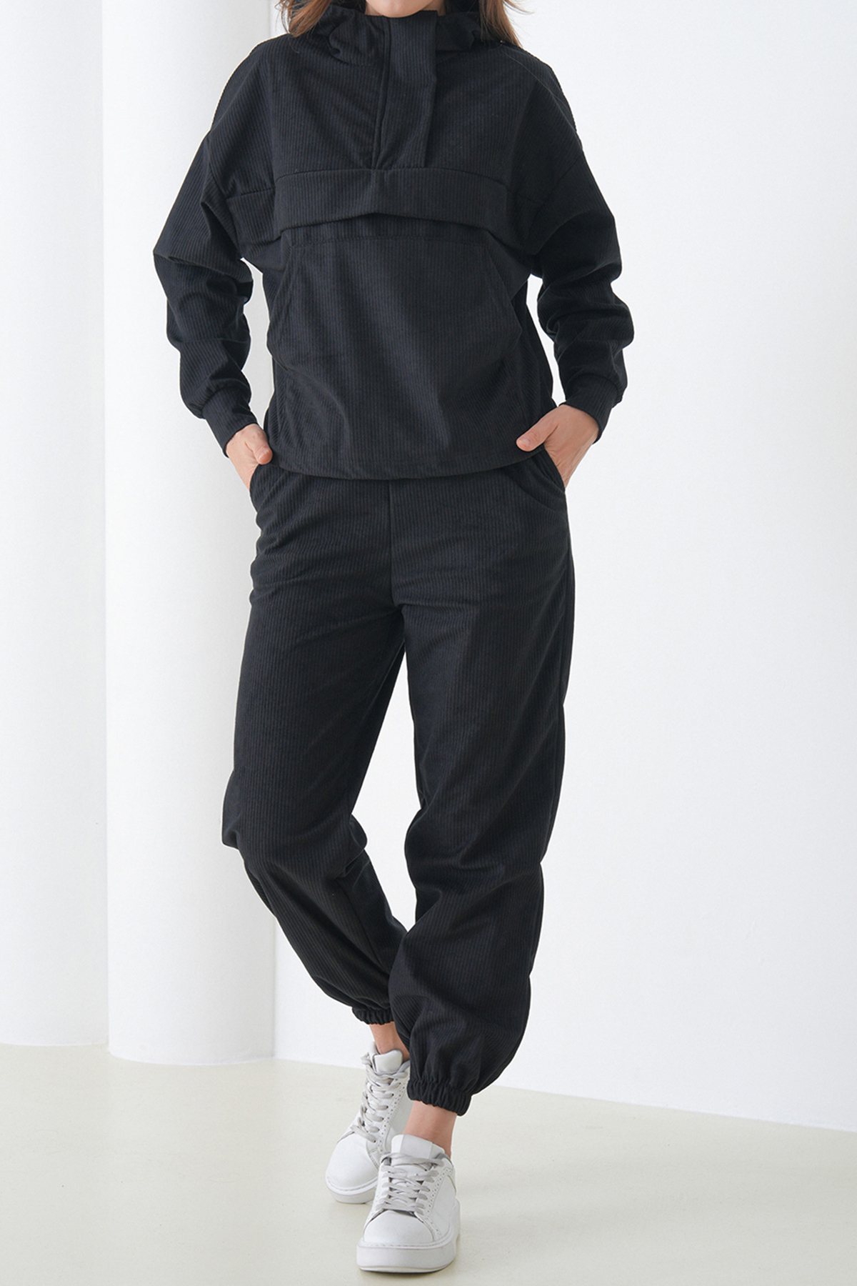 Kadın SİYAH Dik Yaka Kanguru Cepli Sweatshirt Ve Paçası Lastikli Pantolon Kadife Takım VS01443