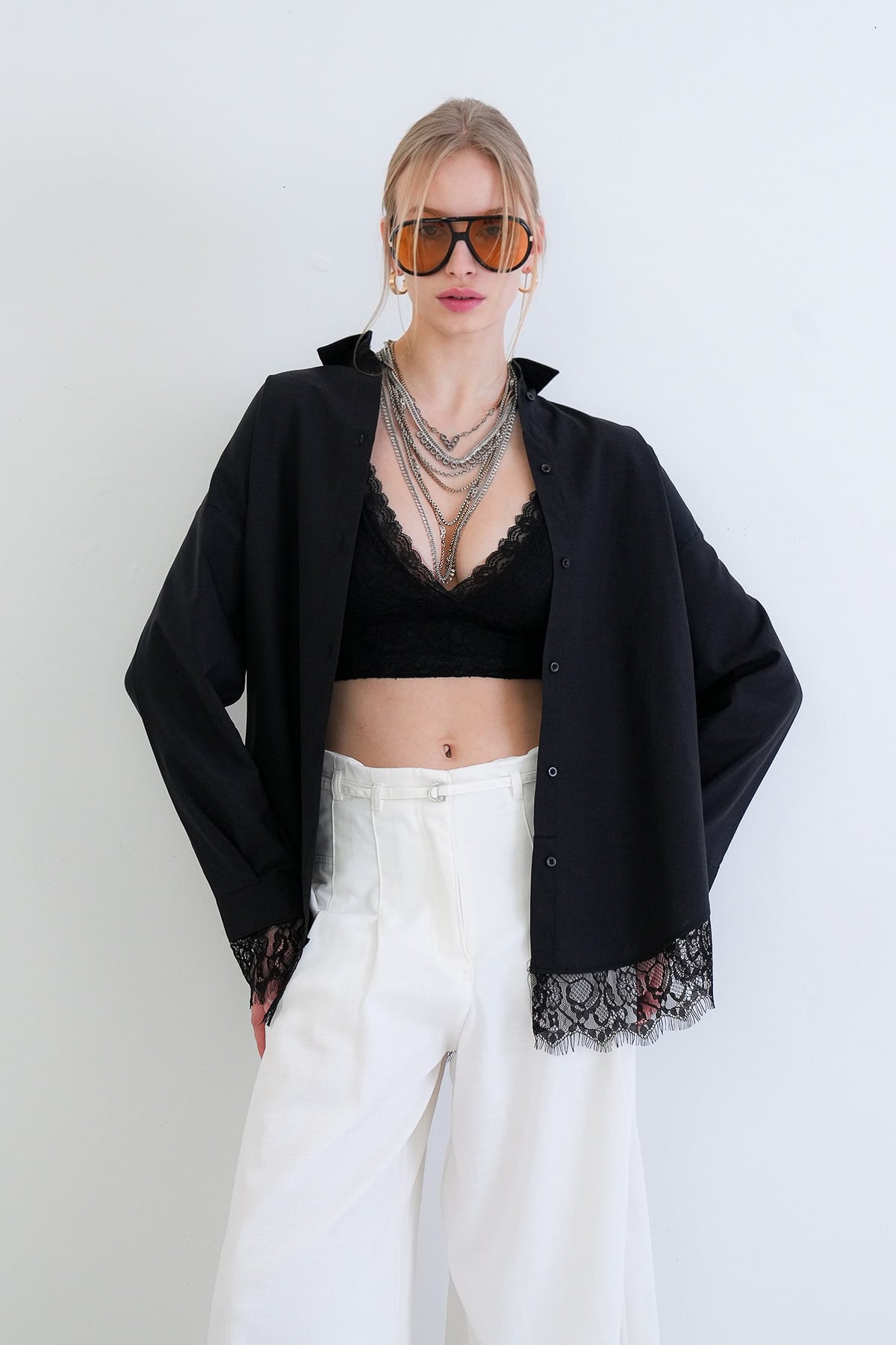 Kadın Siyah Eteği Ve Manşetleri Dantel Detaylı Oversize Poplin Gömlek Alc-X15447