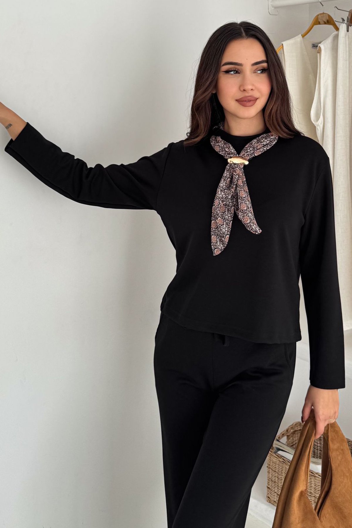 Kadın Siyah Fular Detaylı Sweatshirt Ve Beli Lastikli Geniş Paça Eşofman Takım VS01569