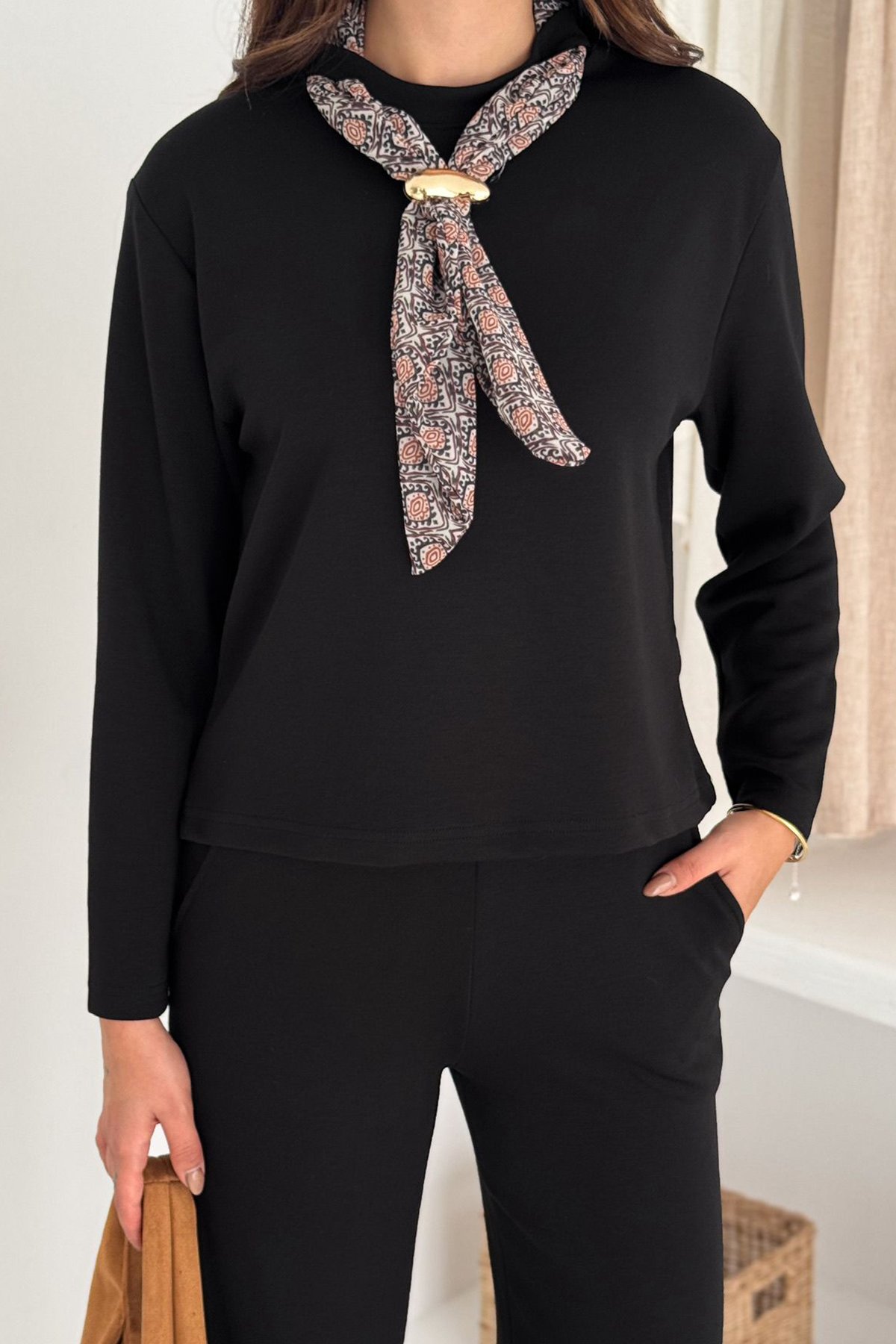 Kadın Siyah Fular Detaylı Sweatshirt Ve Beli Lastikli Geniş Paça Eşofman Takım VS01569