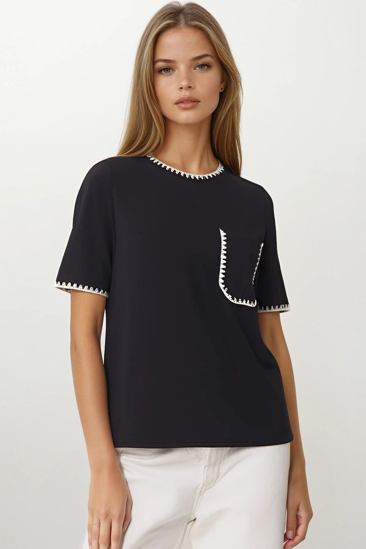 Kadın SİYAH Nakış İşlemeli Tek Cepli T-Shirt VS00164