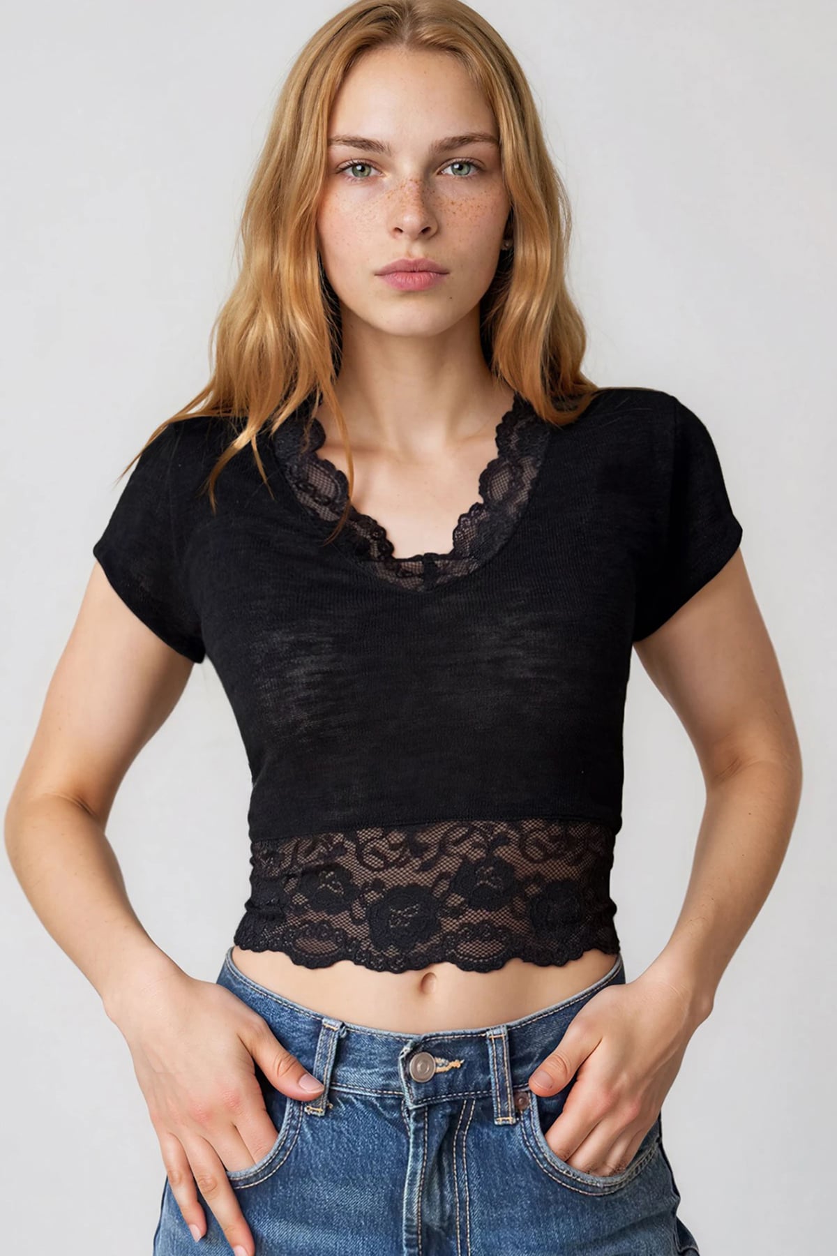 Kadın Siyah V Yaka Dantel Detaylı Crop Bluz Alc-X15433