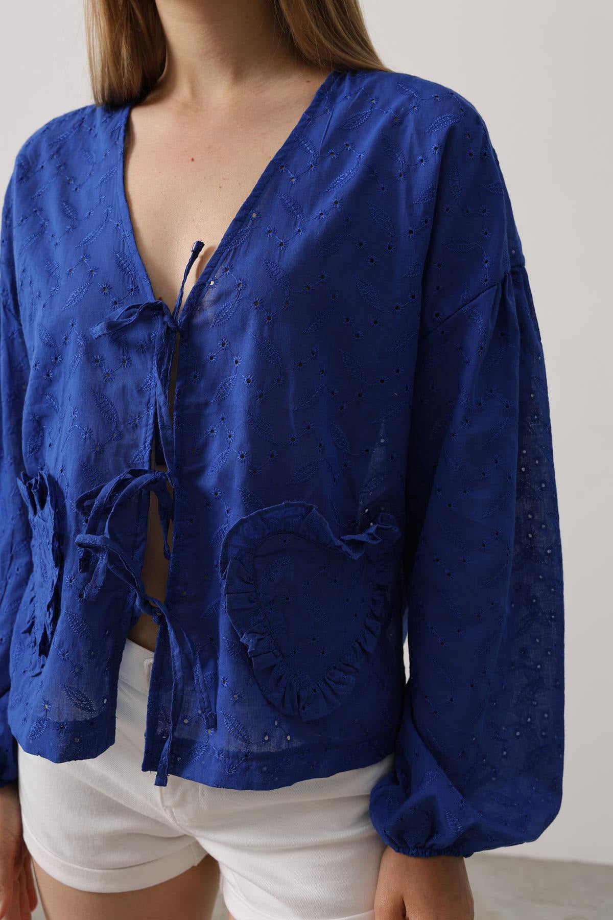 Kadın Saks Kalp Detaylı Bağlamalı Brode Bluz VS00560