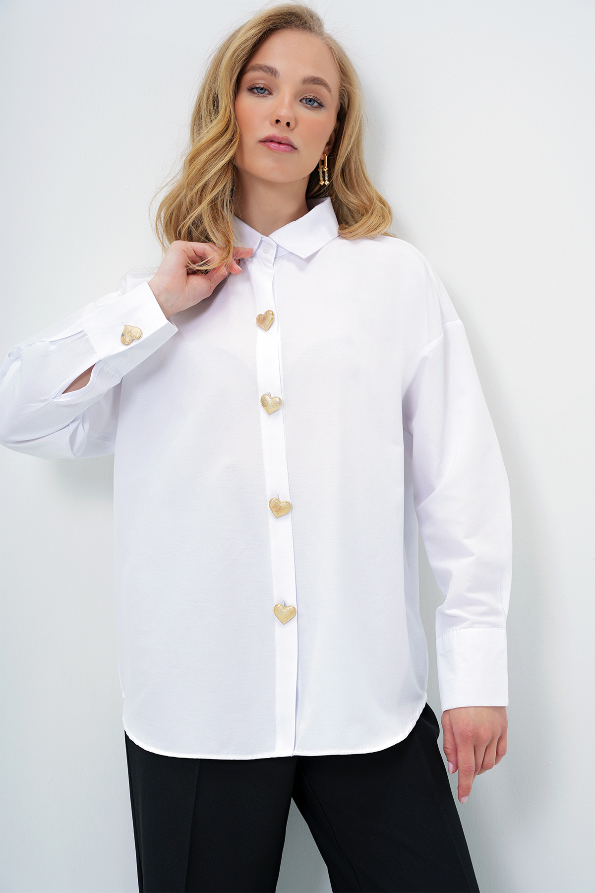 Kadın Beyaz Kalp Düğmeli Oversize Poplin Gömlek ALC-X13935