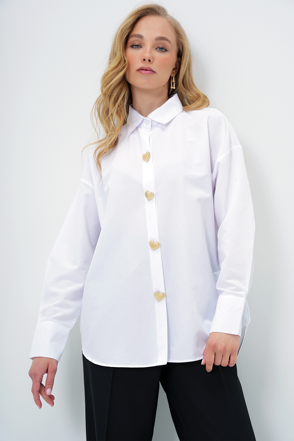 Kadın Beyaz Kalp Düğmeli Oversize Poplin Gömlek ALC-X13935