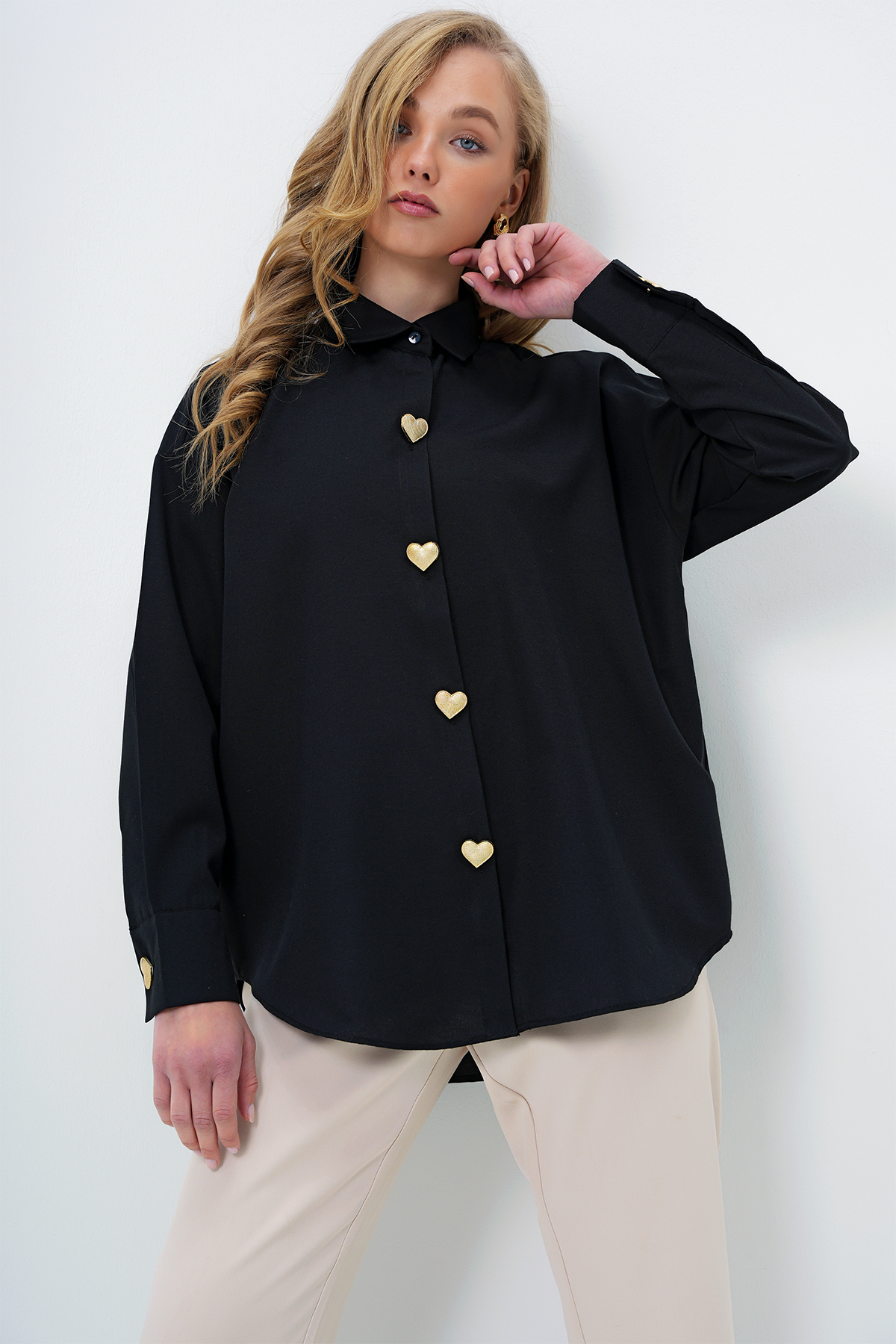 Kadın Siyah Kalp Düğmeli Oversize Poplin Gömlek ALC-X13935