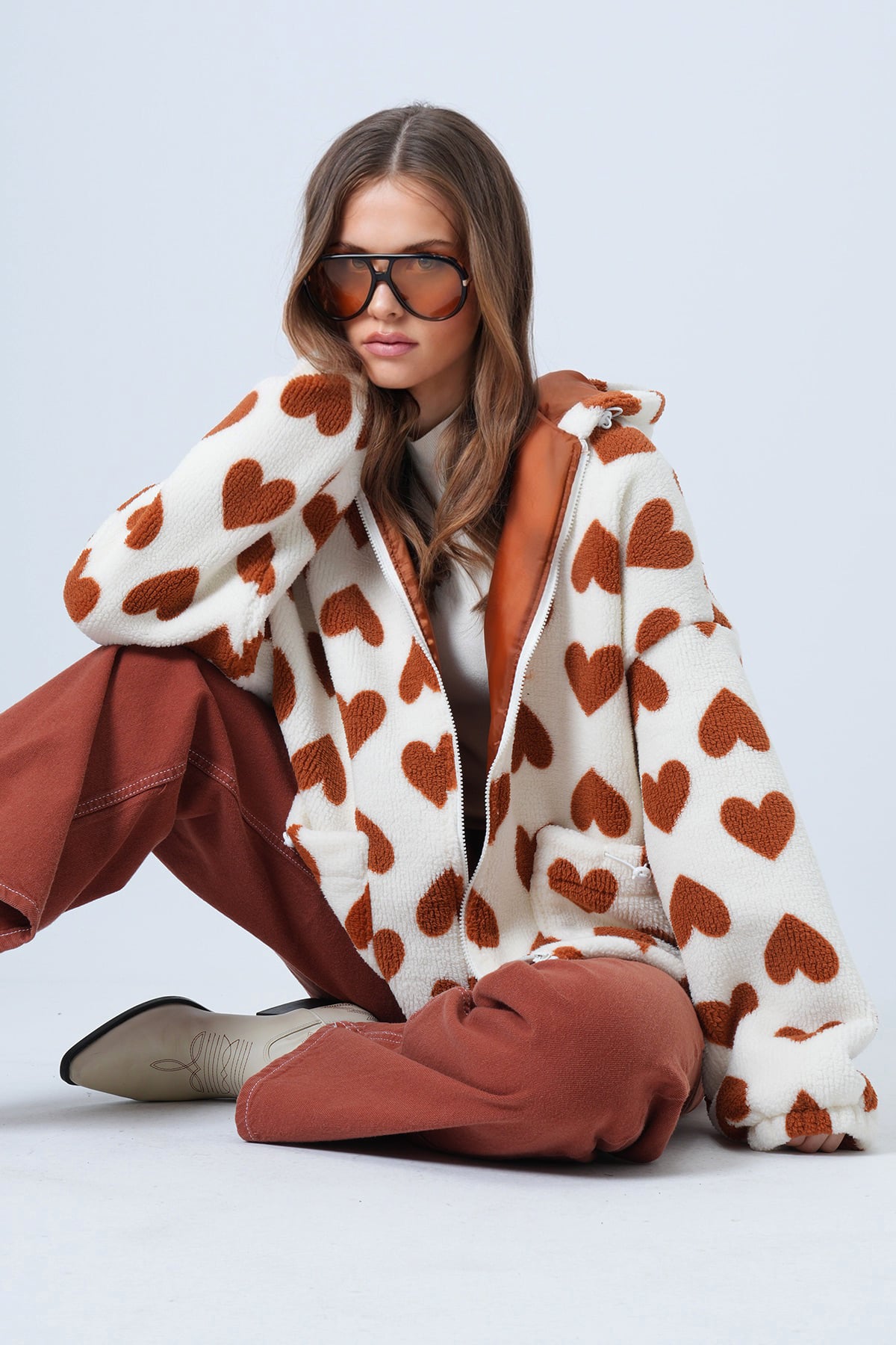 Kadın Kahverengi Kalpli Dik Yaka İçi Astarlı Cepli Oversize Peluş Mont VS01344