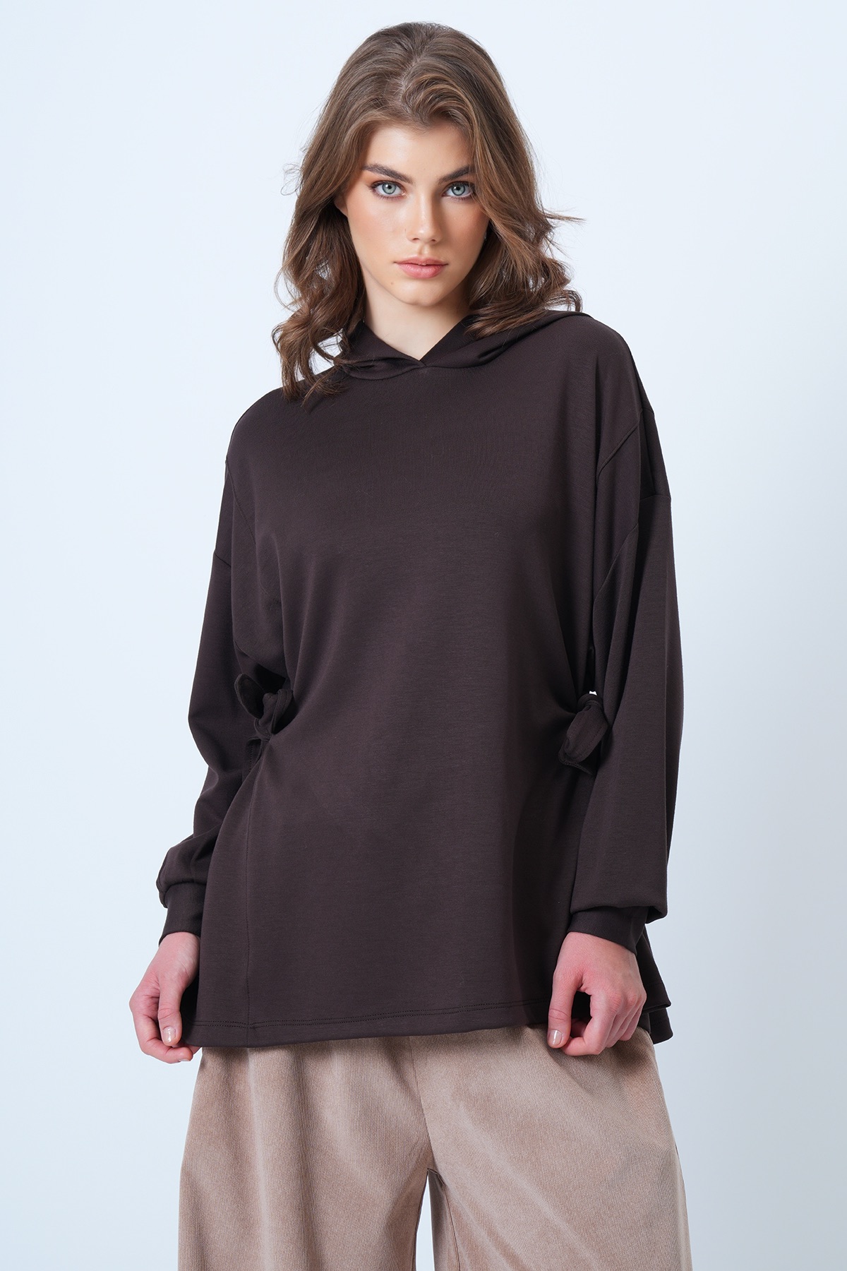 Kadın Kahverengi Kapüsonlu Yandan Bağlamalı Modal Oversize Sweatshirt VS01176