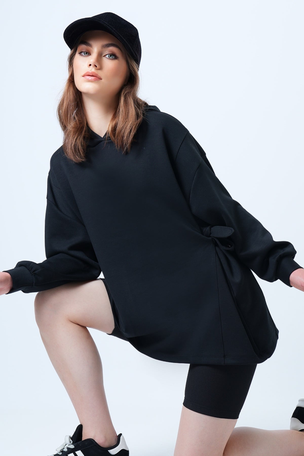 Kadın Siyah Kapüsonlu Yandan Bağlamalı Modal Oversize Sweatshirt VS01176